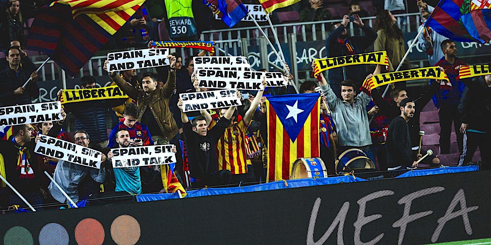 Petites pancartes amb el lema 'sit and talk' al Camp Nou, en una imatge d'arxiu / Europa Press