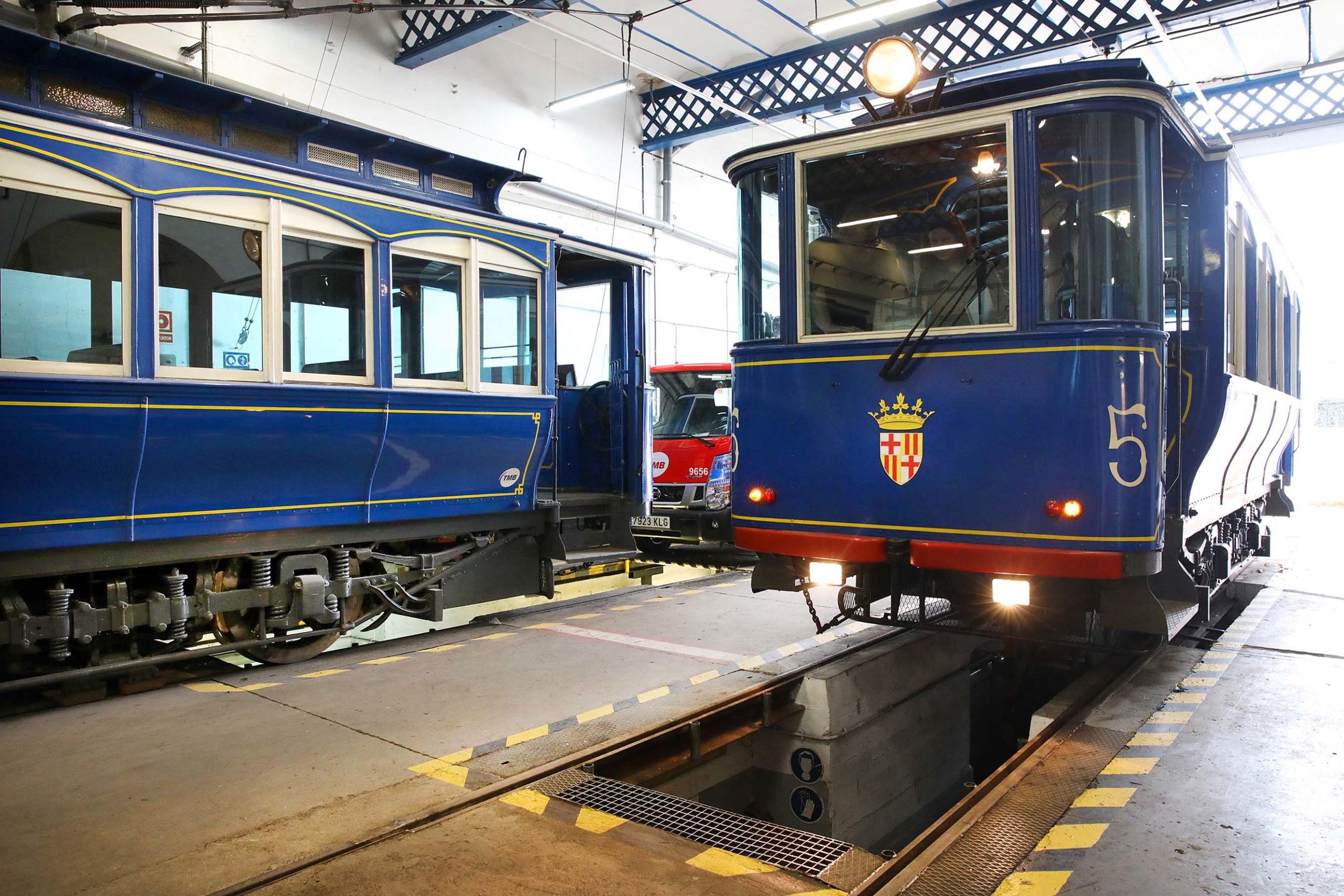 Dos dels combois del Tramvia Blau que circulaven fins a l'1 de febrer del 2018, al taller, un any i un mes després de la suspensió del servei / Jordi Play