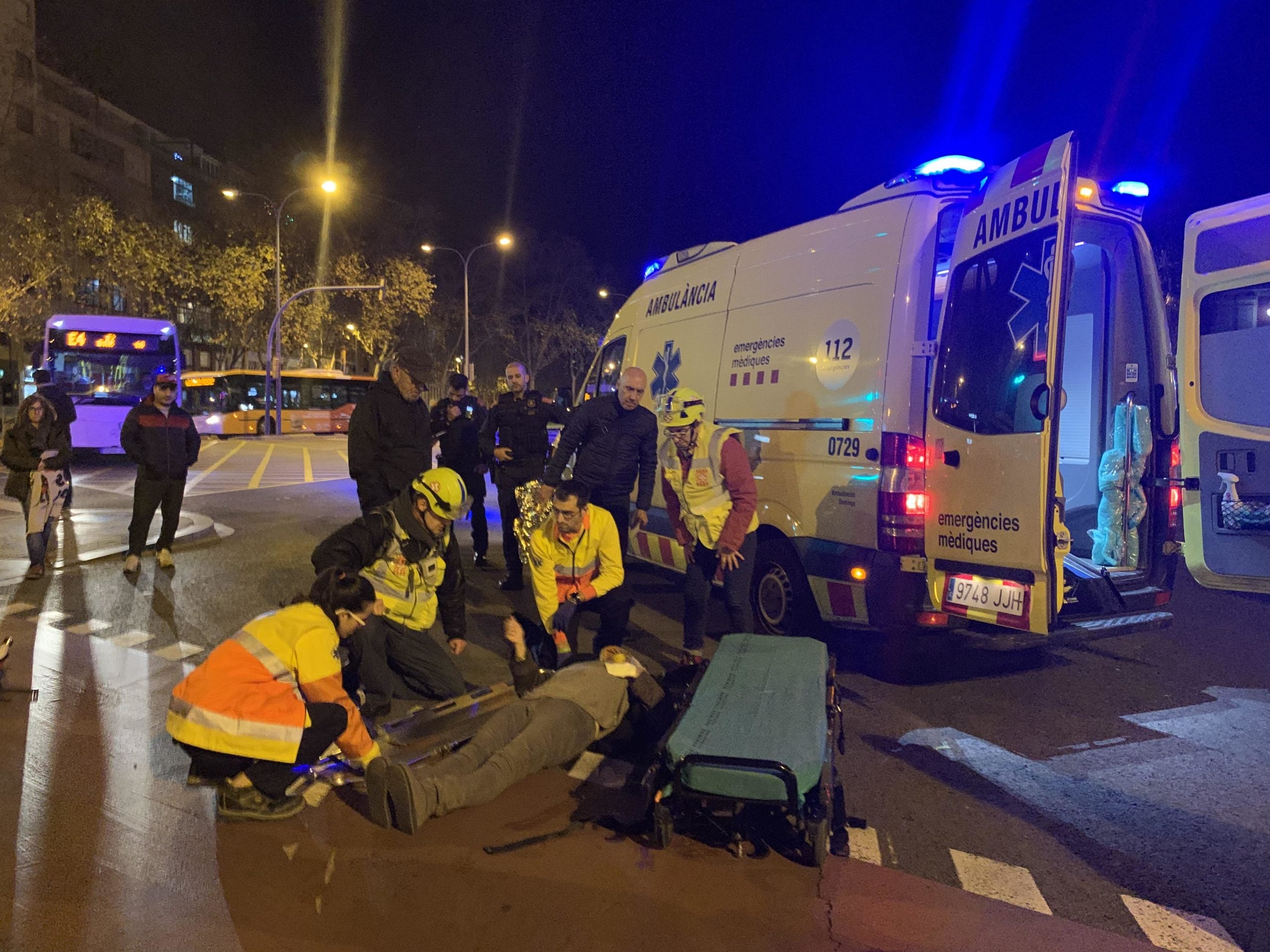 Els sanitaris atenent la dona atropellada a la Meridiana la Nit de Nadal / S.B.