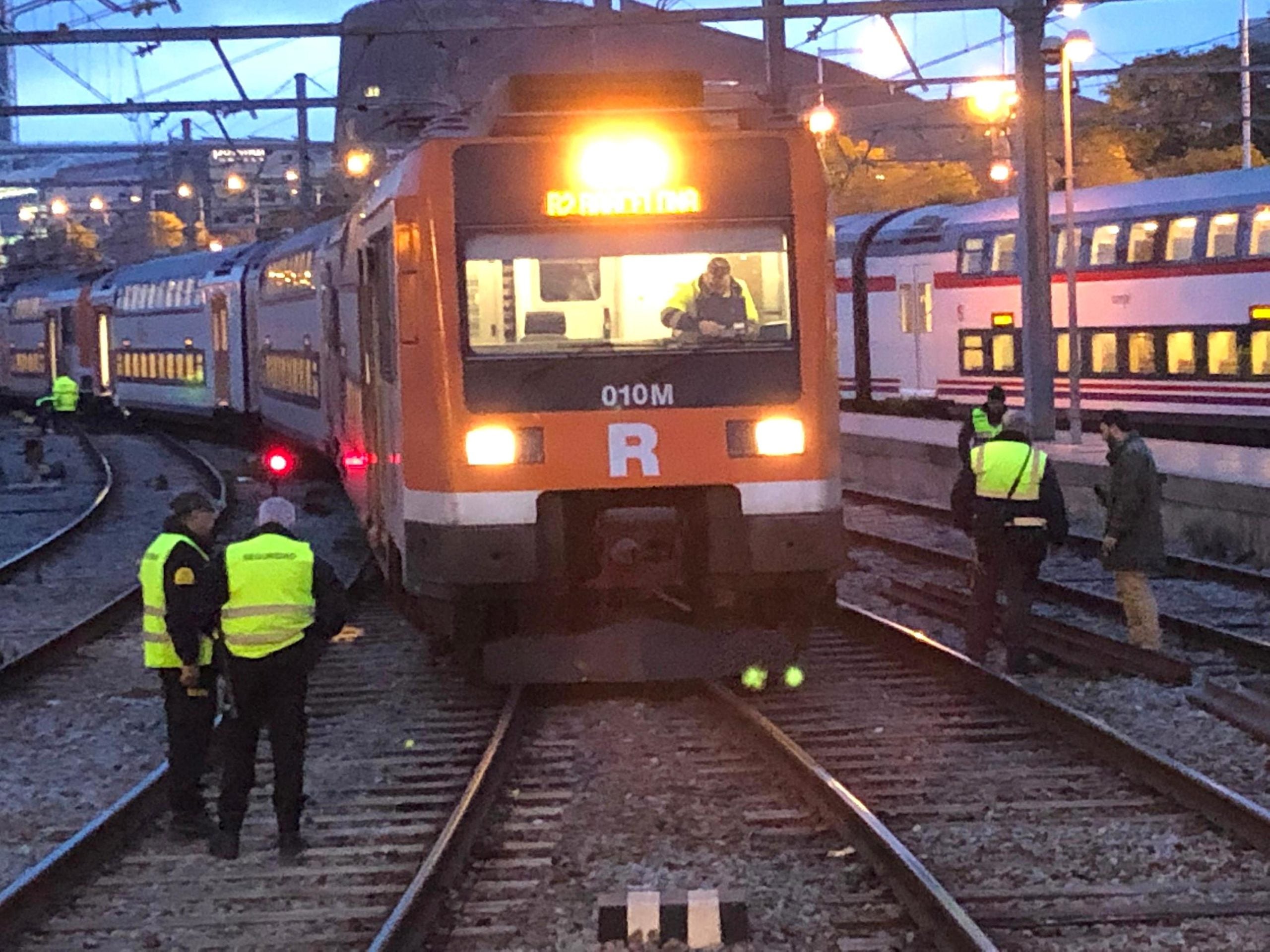 Un tren de Rodalies amb viatgers pujant i baixant del comboi, en una imatge d'arxiu / ACN