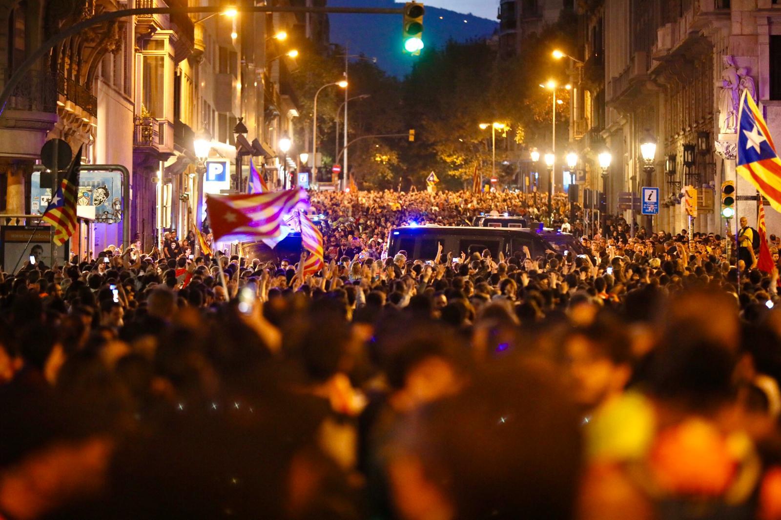 La Via Laietana, plena de gom a gom per la crida dels CDR per tornar a la policia les pilotes que han disparat / Jordi Borràs