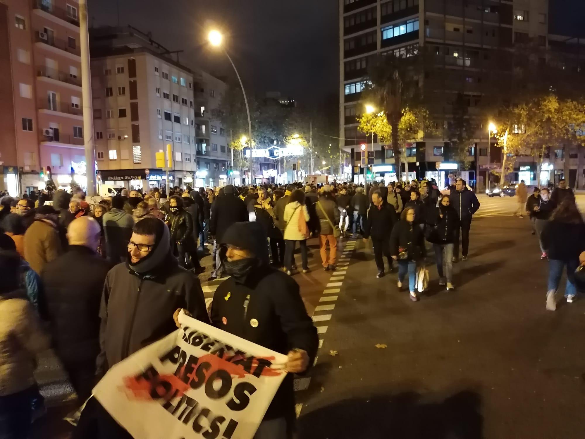 Meridiana Resisteix ha tornat a tallar el carrer malgrat les amenaces de multes / MMP