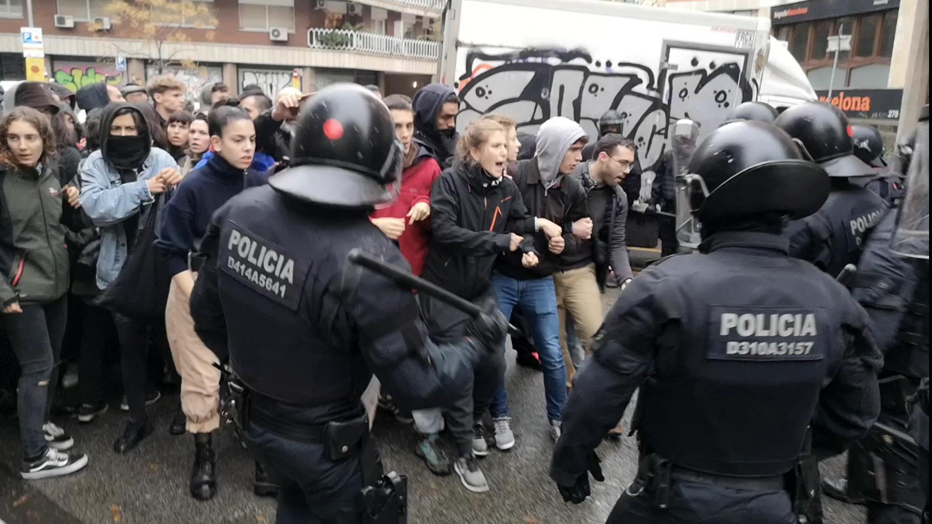 Antiavalots dels Mossos d'Esquadra en el desnonament del Juan i la Livia a la Travessera de Gràcia / David Cobo