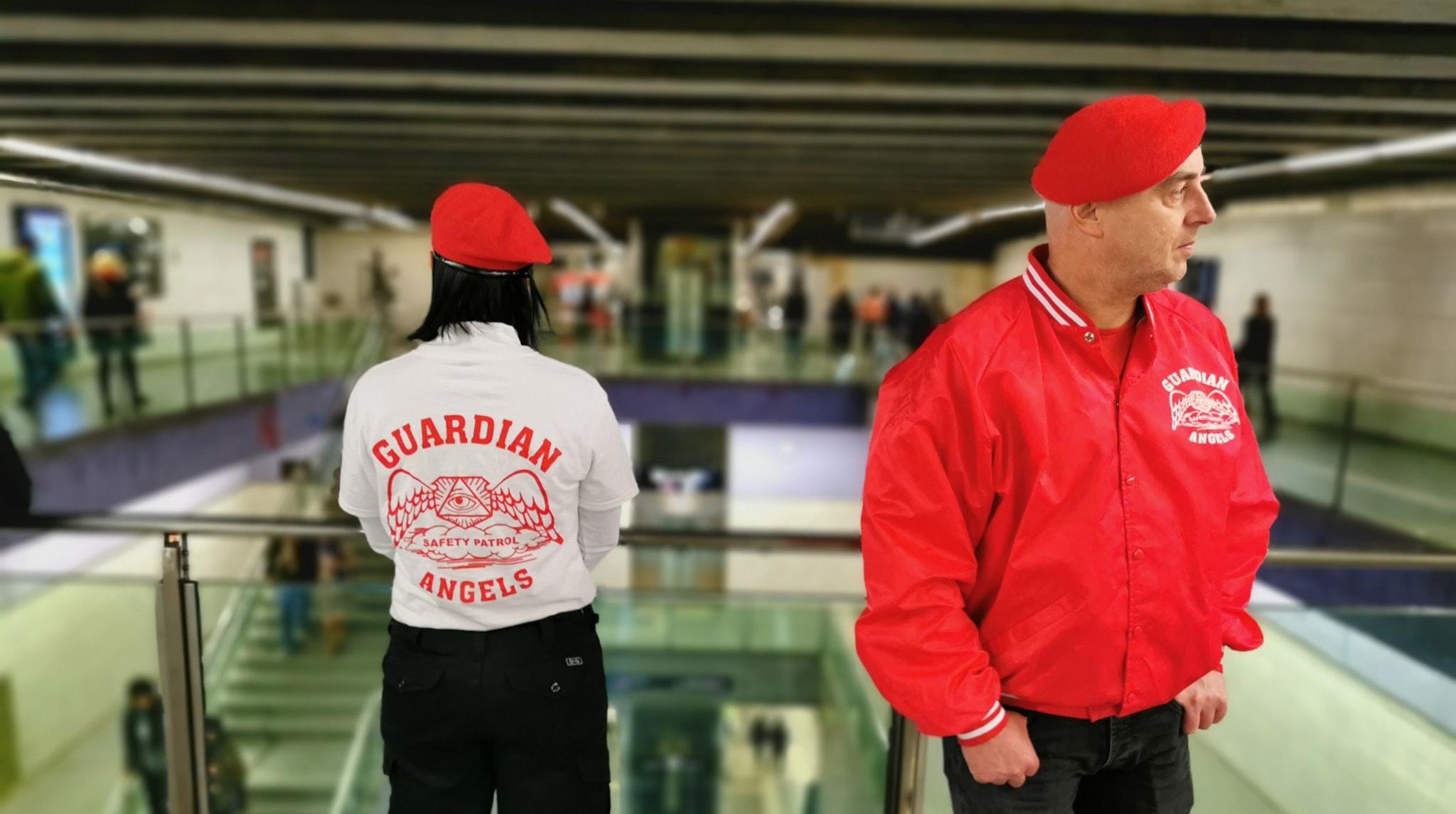 Dos representants dels Guardian Angels, una patrulla ciutadana, al metro de Barcelona / Facebook 