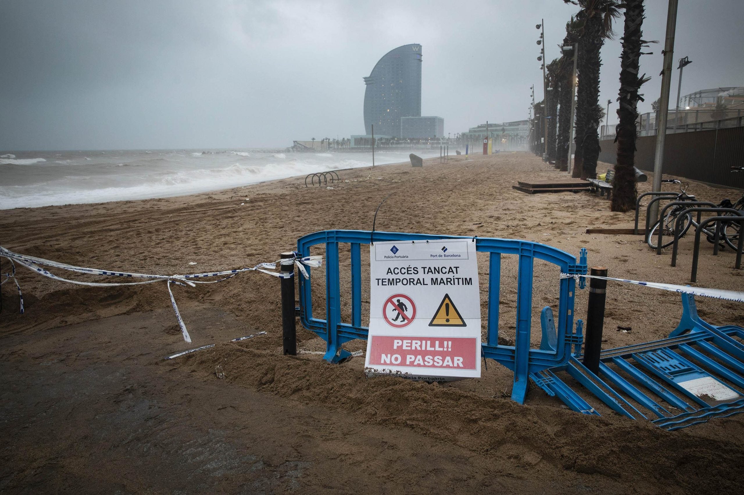 Accés tancat a la platja de la Barceloneta arran del temporal Glòria / Jordi Play