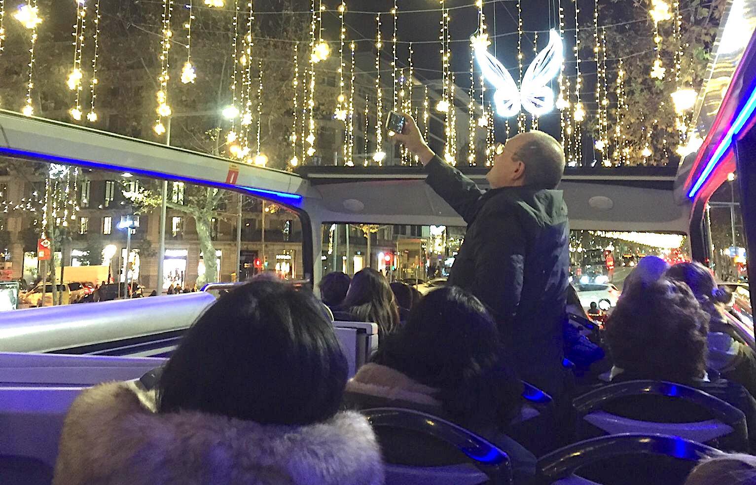 El bus turístic per veure els llums de Nadal, en una de les seves rutes / Turisme de Barcelona