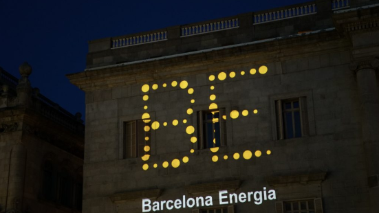 El logotip de Barcelona Energia, projectat a la façana de l'Ajuntament / Barcelona Energia