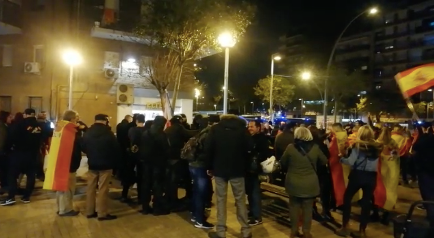 Els ultres reunits a la Meridiana contra el tall que protesta per la sentència del Procés / A.L.