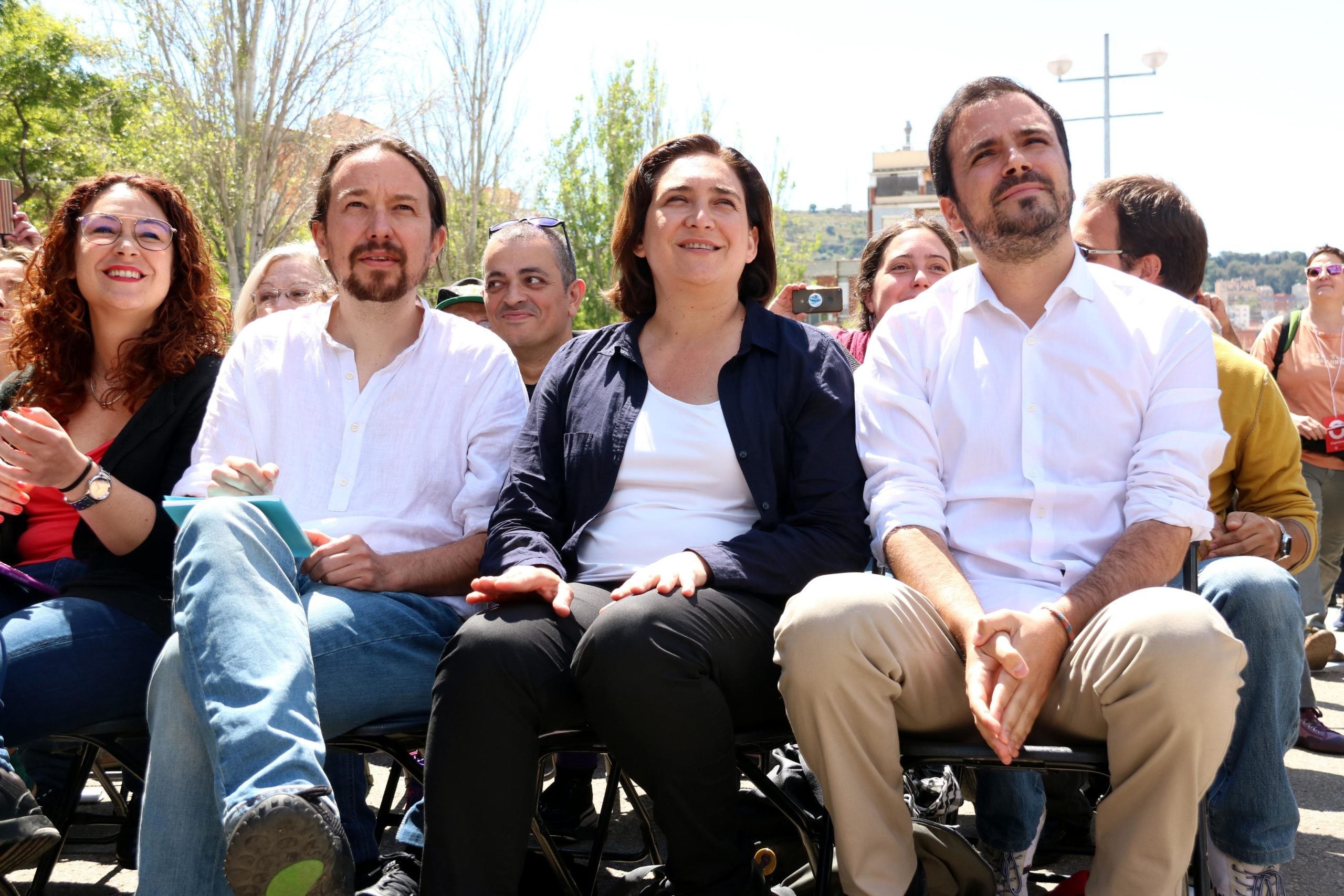 El míting central de BComú per a les eleccions municipals, al Carmel, amb Tito Álvarez just darrere de Pablo Iglesias i Ada Colau / ACN