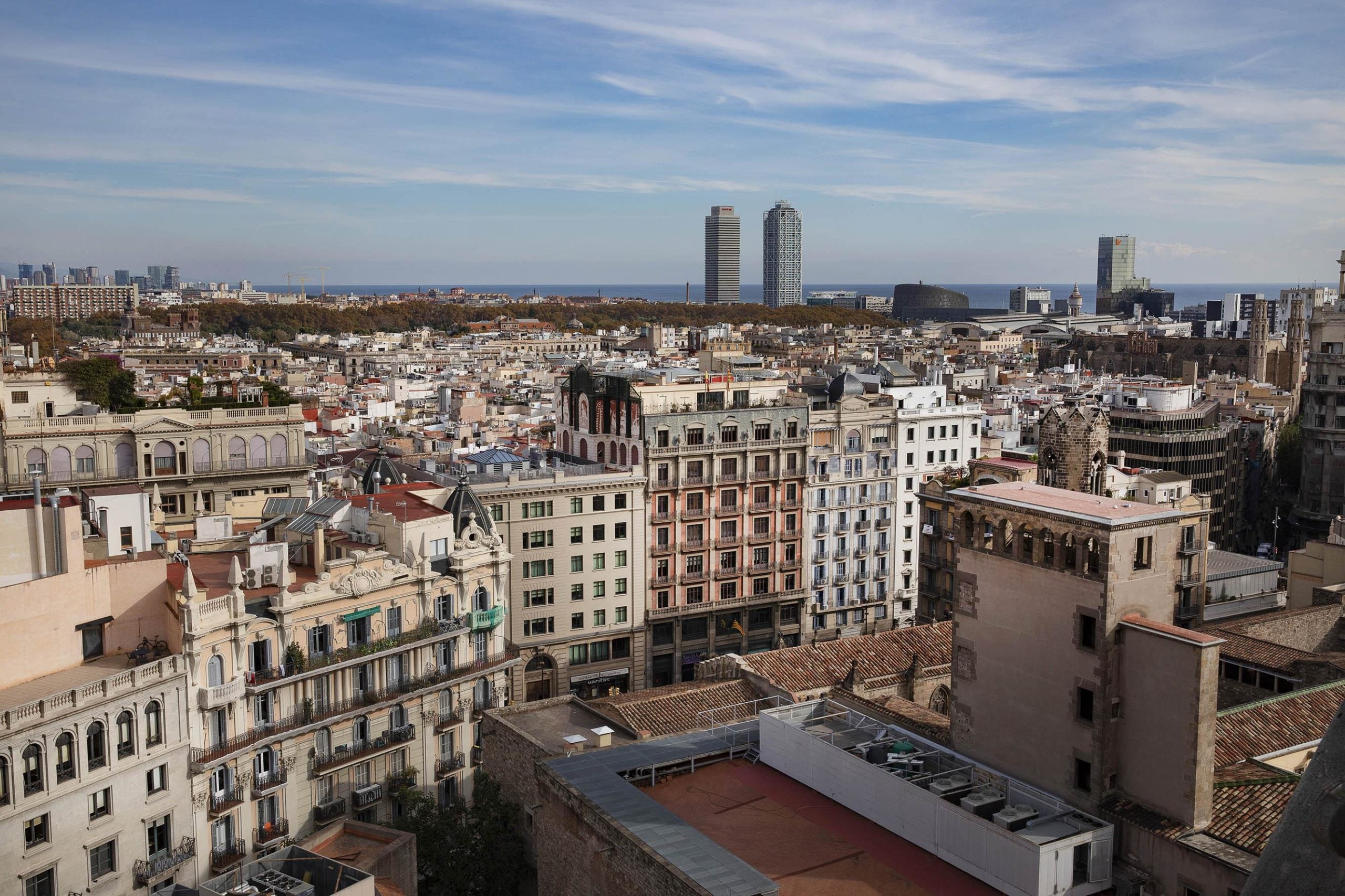 Vista panoràmica del centre de Barcelona, amb la Ciutadella i les torres Mapfre al fons / Jordi Play