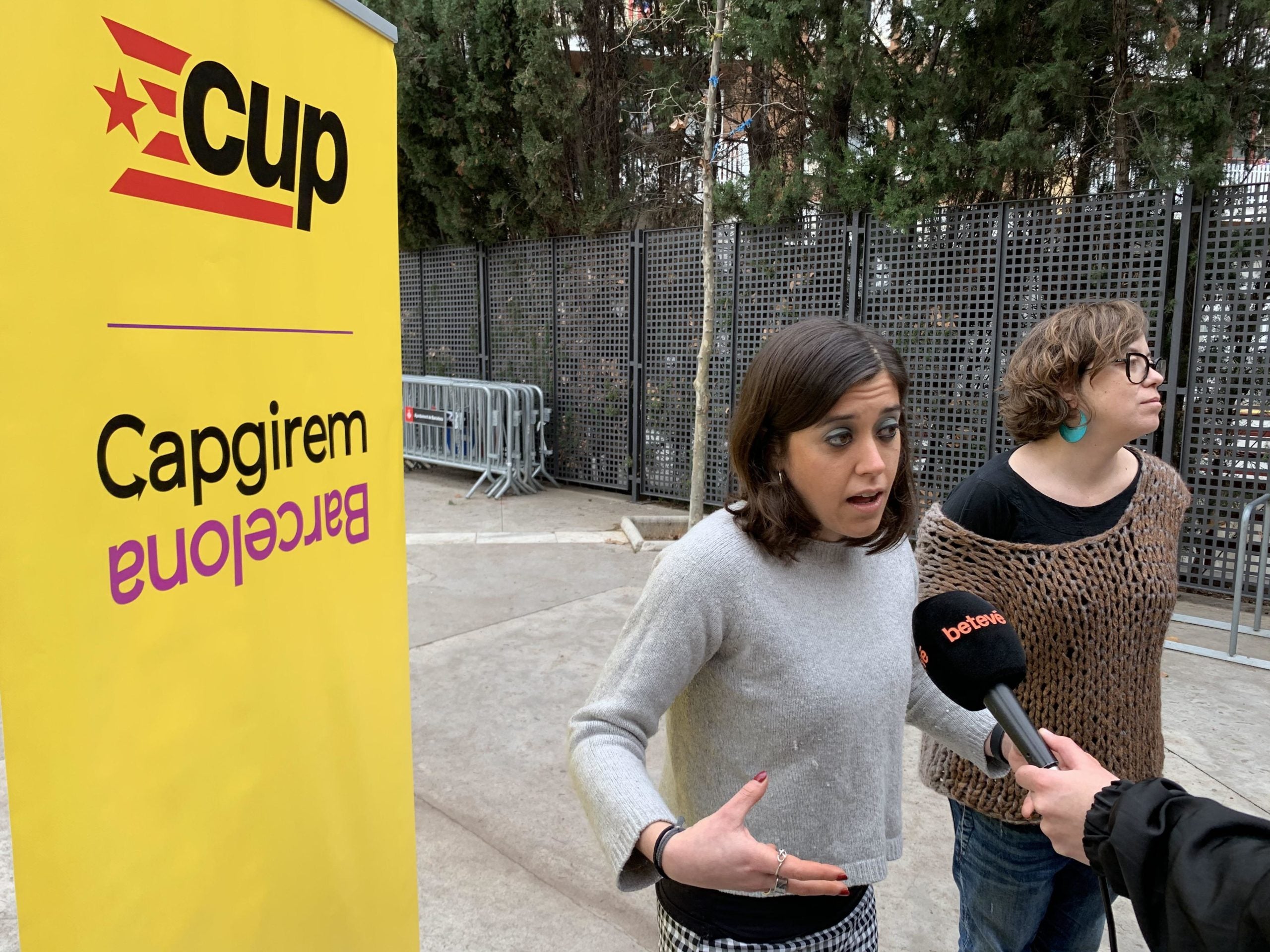 Anna Saliente, cap de llista de la CUP el 26M, i l'exregidora Eulàlia Reguant, durant la jornada de debat / S.B.
