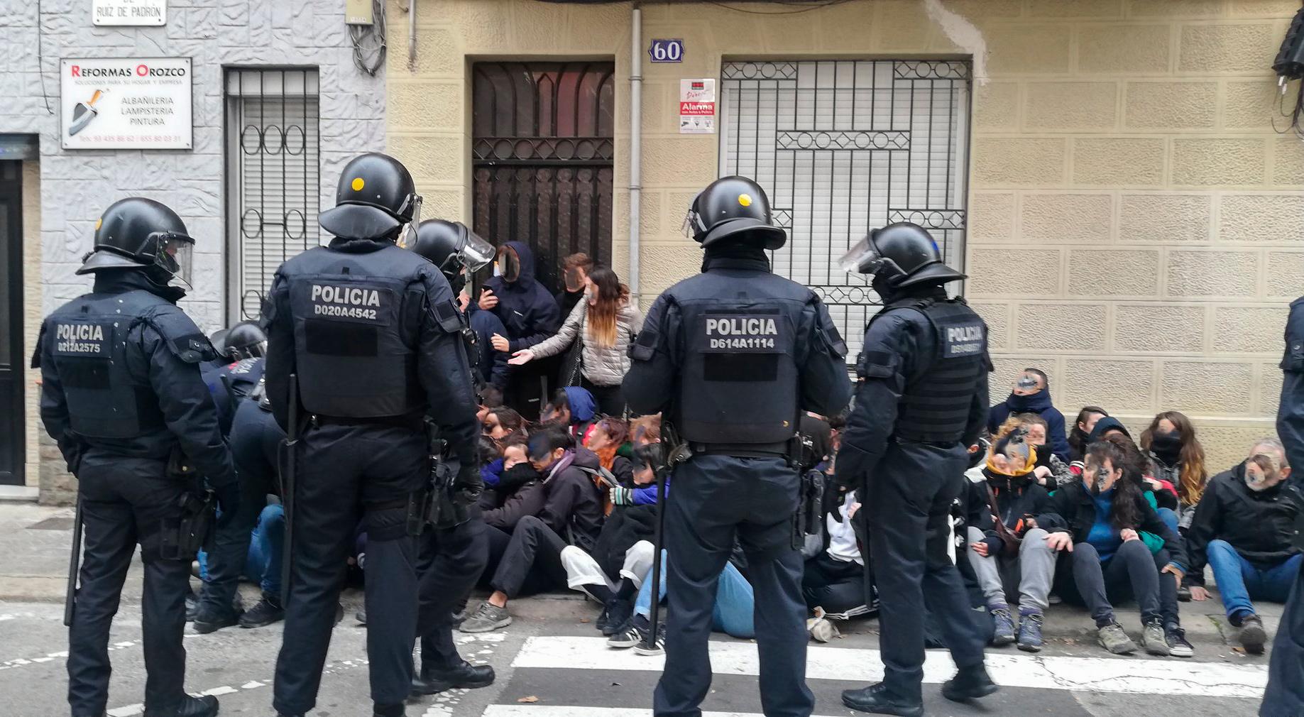 El dispositiu policial que va alertar els veïns durant l'intent de desnonament del Cinto / @EndavantCV