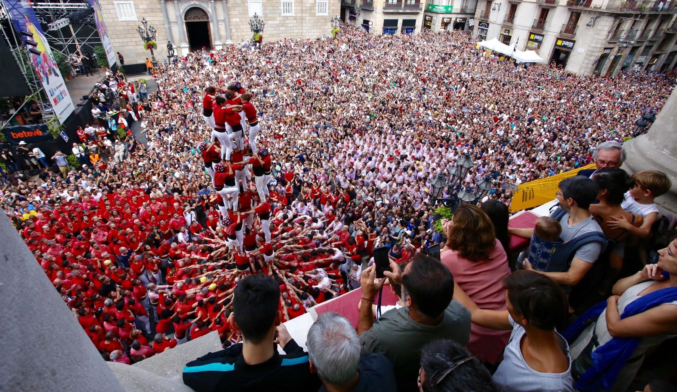 Ada Colau seguint des del balcó de l'Ajuntament la Diada Castellera de la Mercè, en imatge d'arxiu / Ajuntament