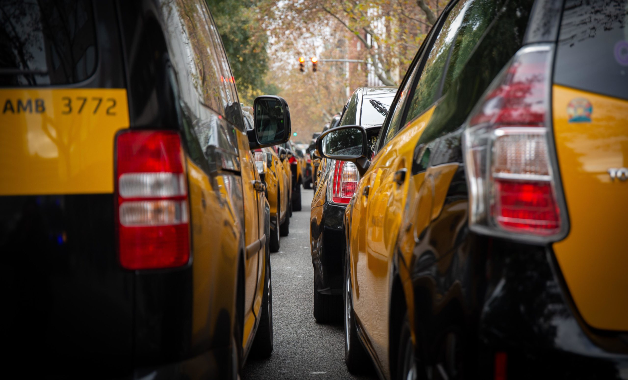 Imatge d'arxiu d'una acumulació de taxis a Barcelona / Europa Press (David Zorrakino)