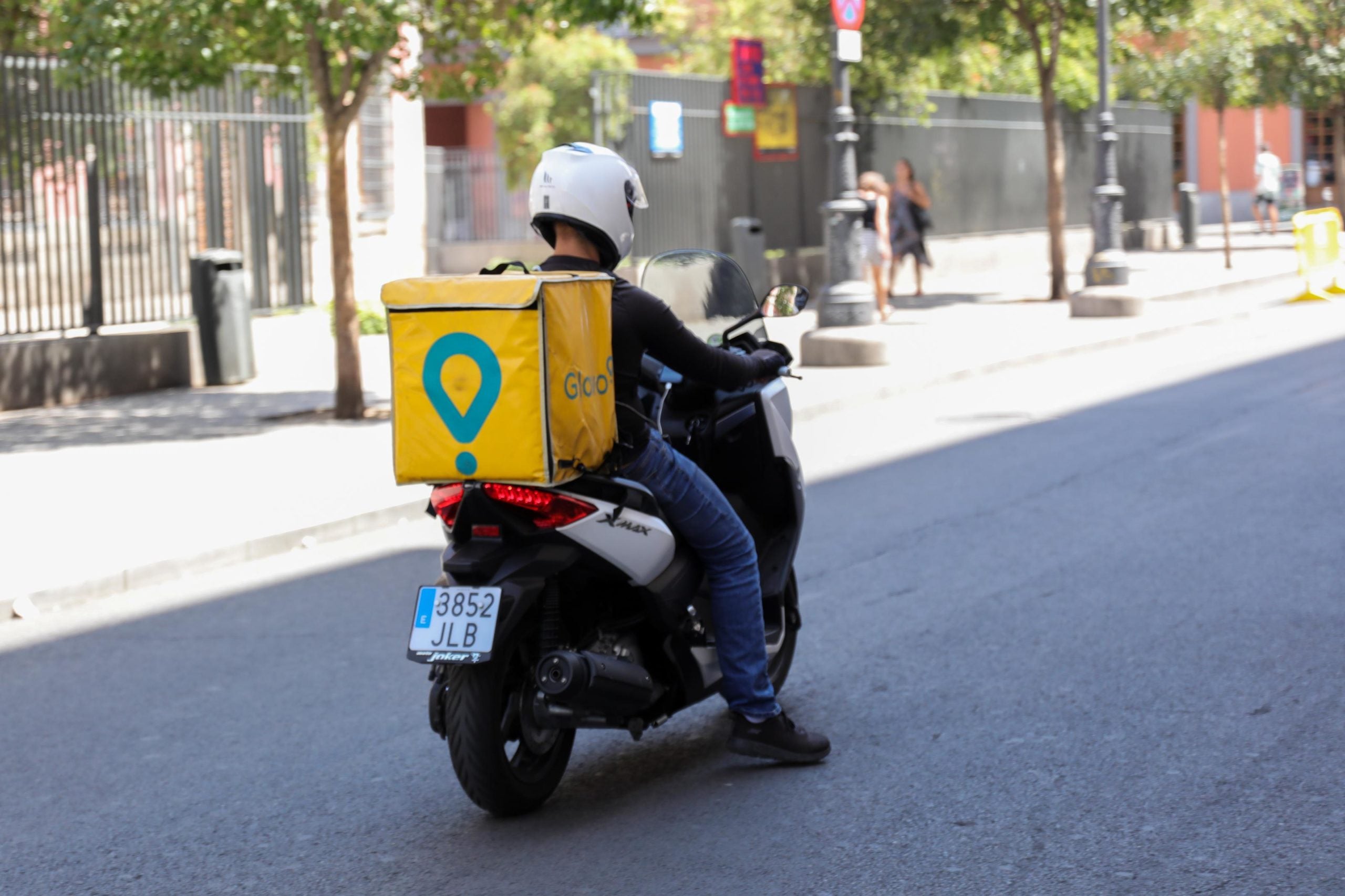 Imatge d'arxiu d'un repartidor de Glovo circulant en moto / Europa Pres (Jesús Hellín)