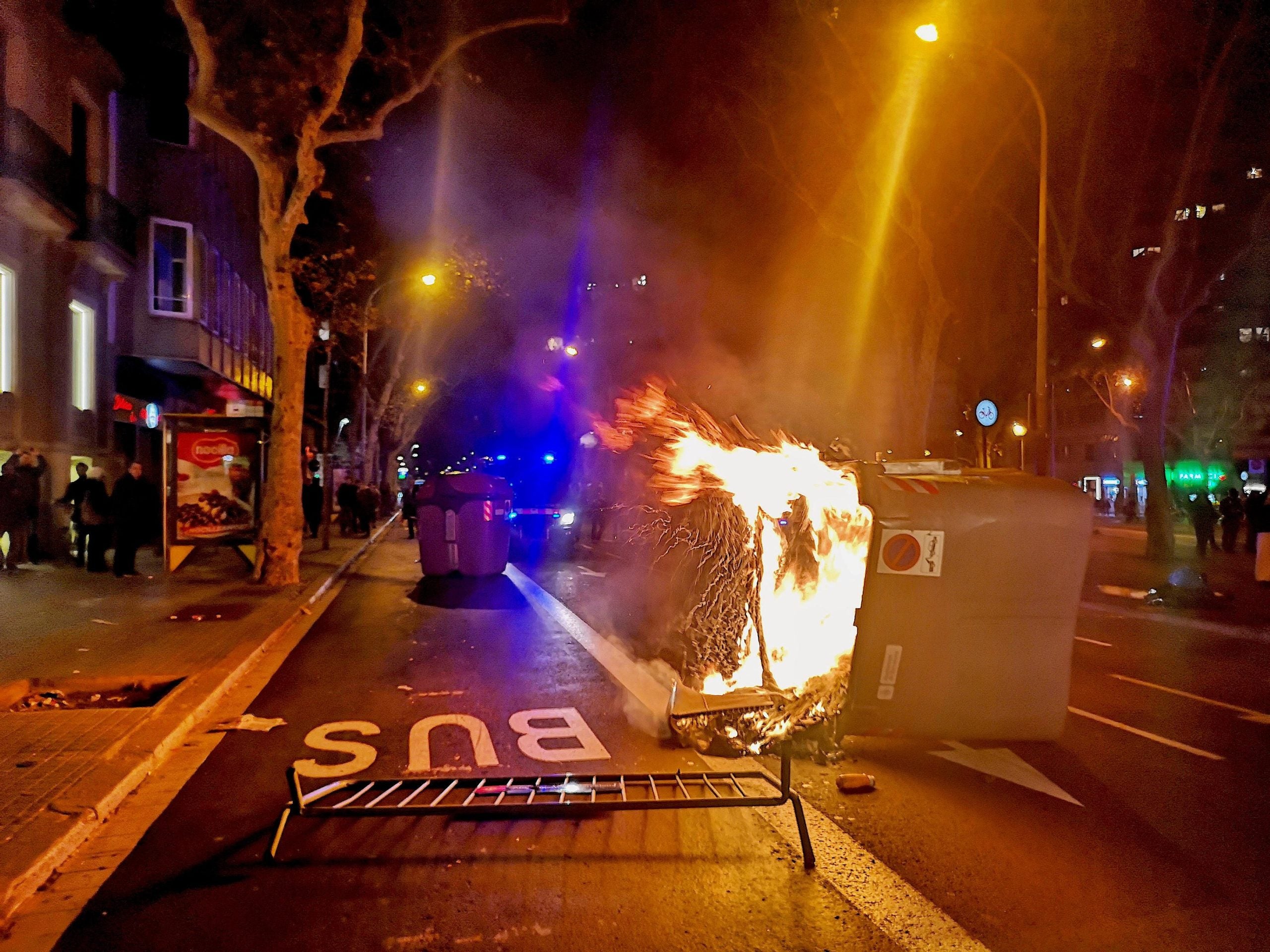 Un contenidor en flames a la plaça Urquinaona, en la protesta contra la inhabilitació de Torra / D.C.