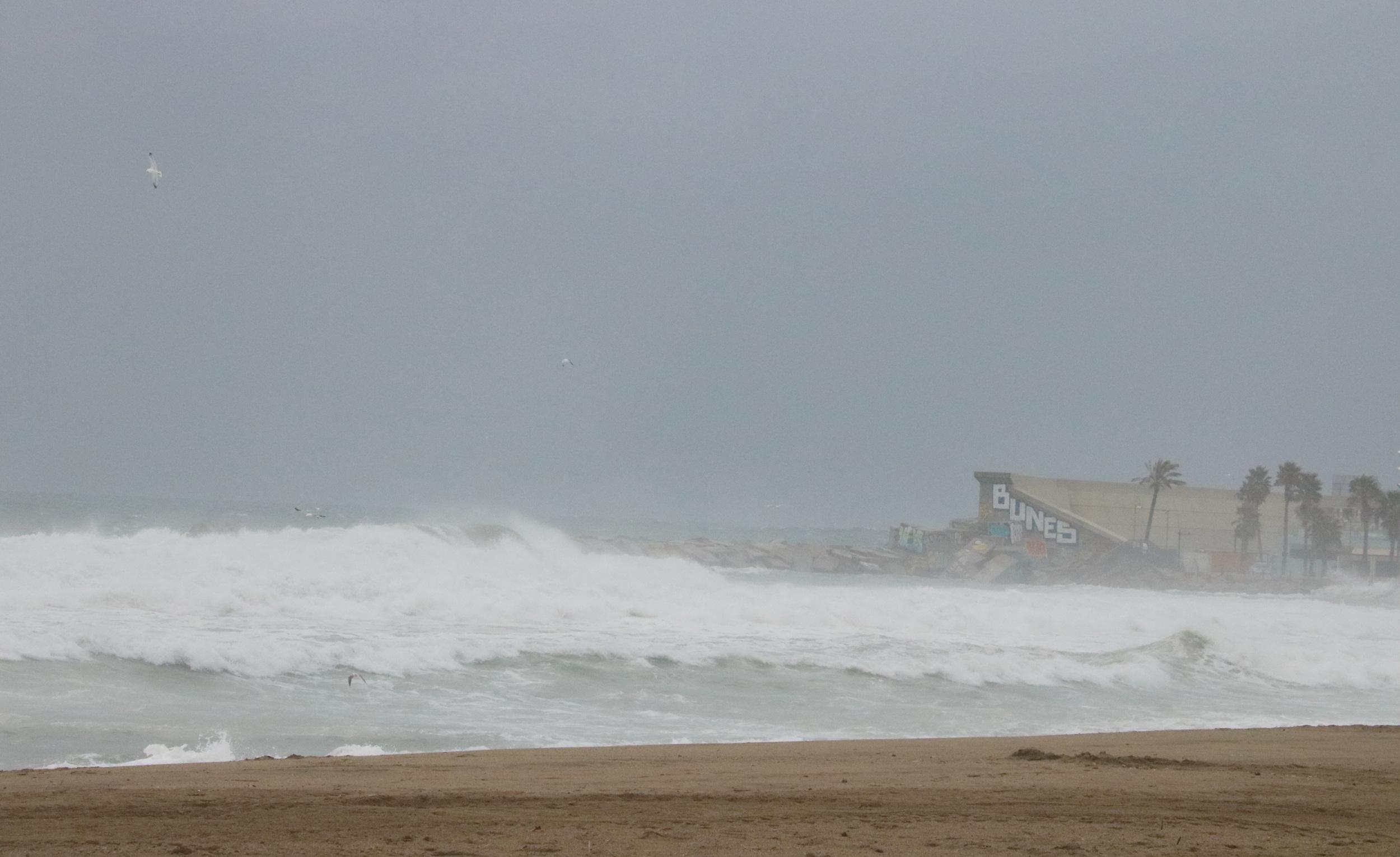 Onades xoquen contra un dels espigons a la costa de Barcelona, en una imatge d'arxiu / ACN