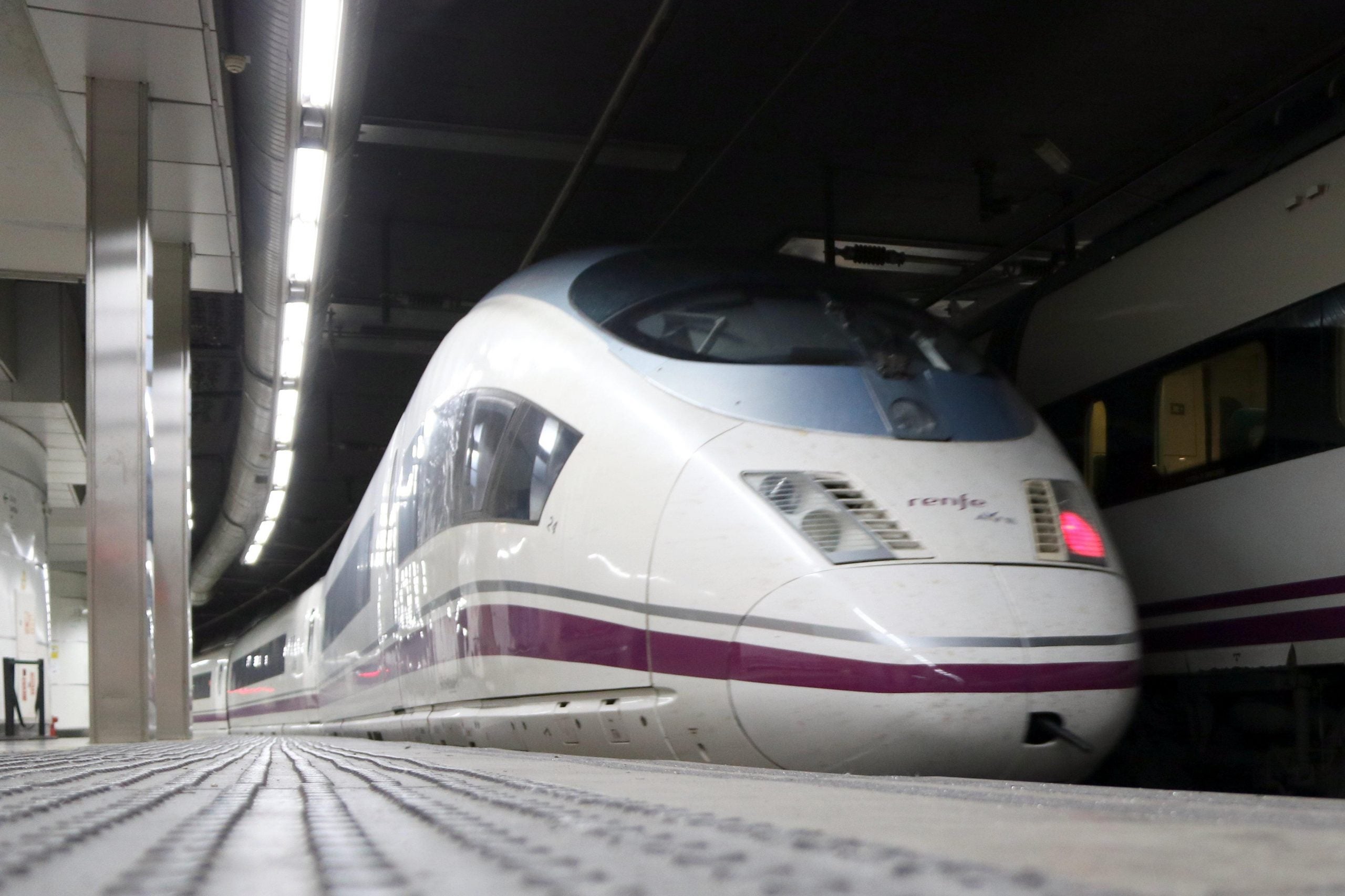 Un AVE surt cap a Madrid a l'estació de Sants / ACN