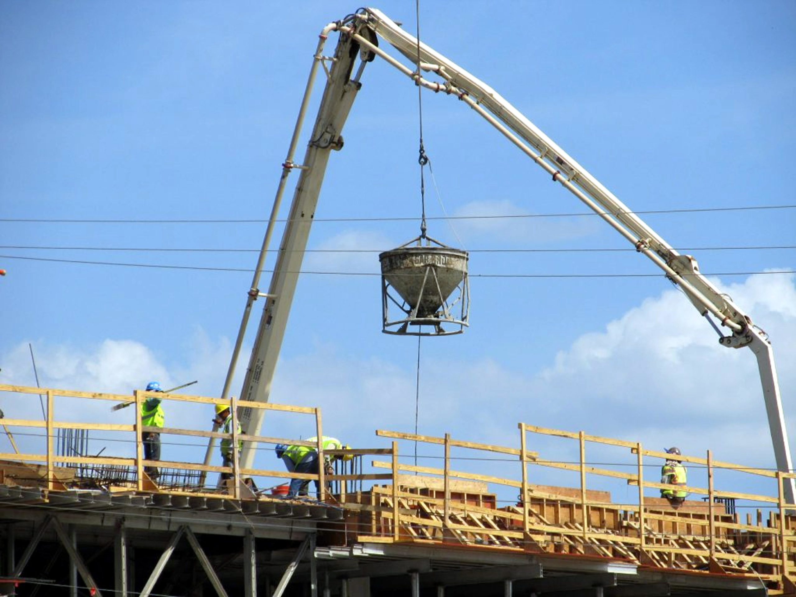 Grua i operaris treballant en una construcció a Barcelona / ACN