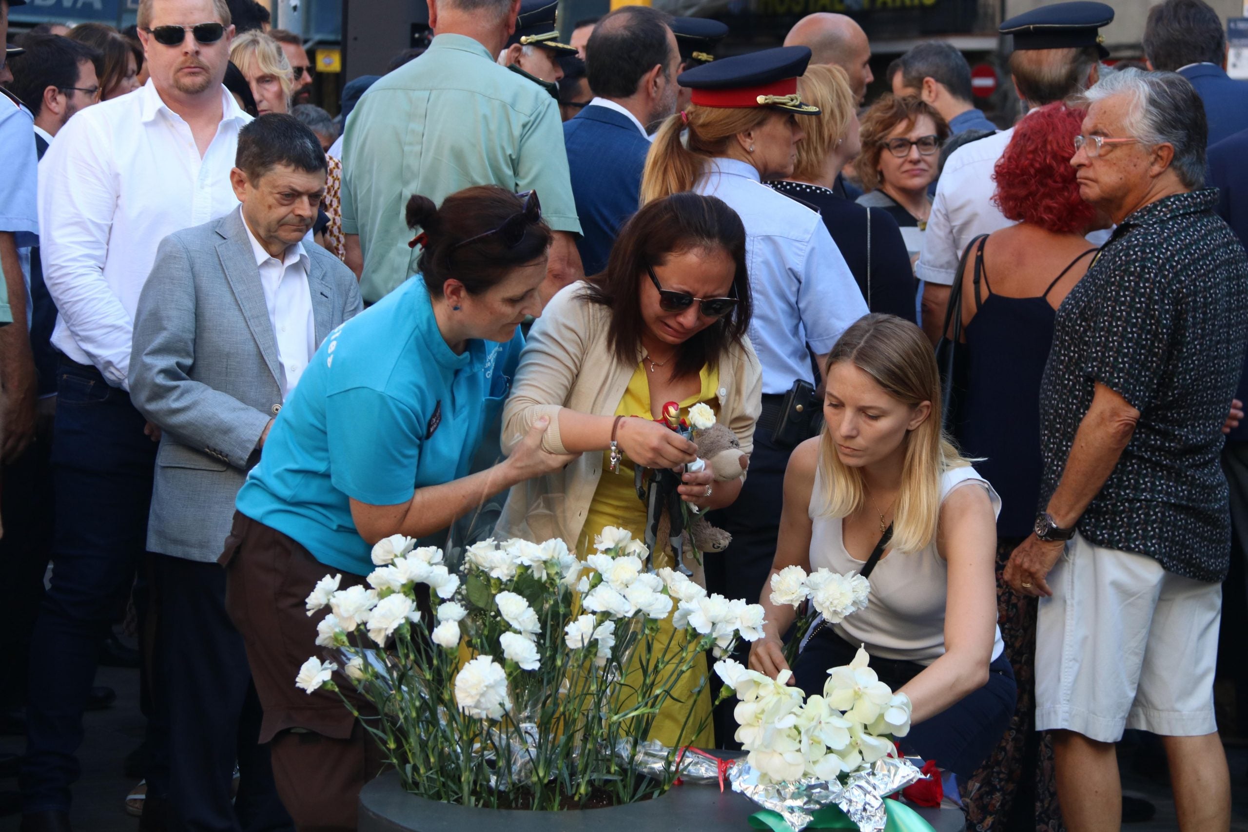 Imatge d'arxiu de familiars plorant durant l'ofrena a la Rambla, a l'acte per recordar les víctimes de l'atemptat del 17A / ACN - Elisenda Rosanas