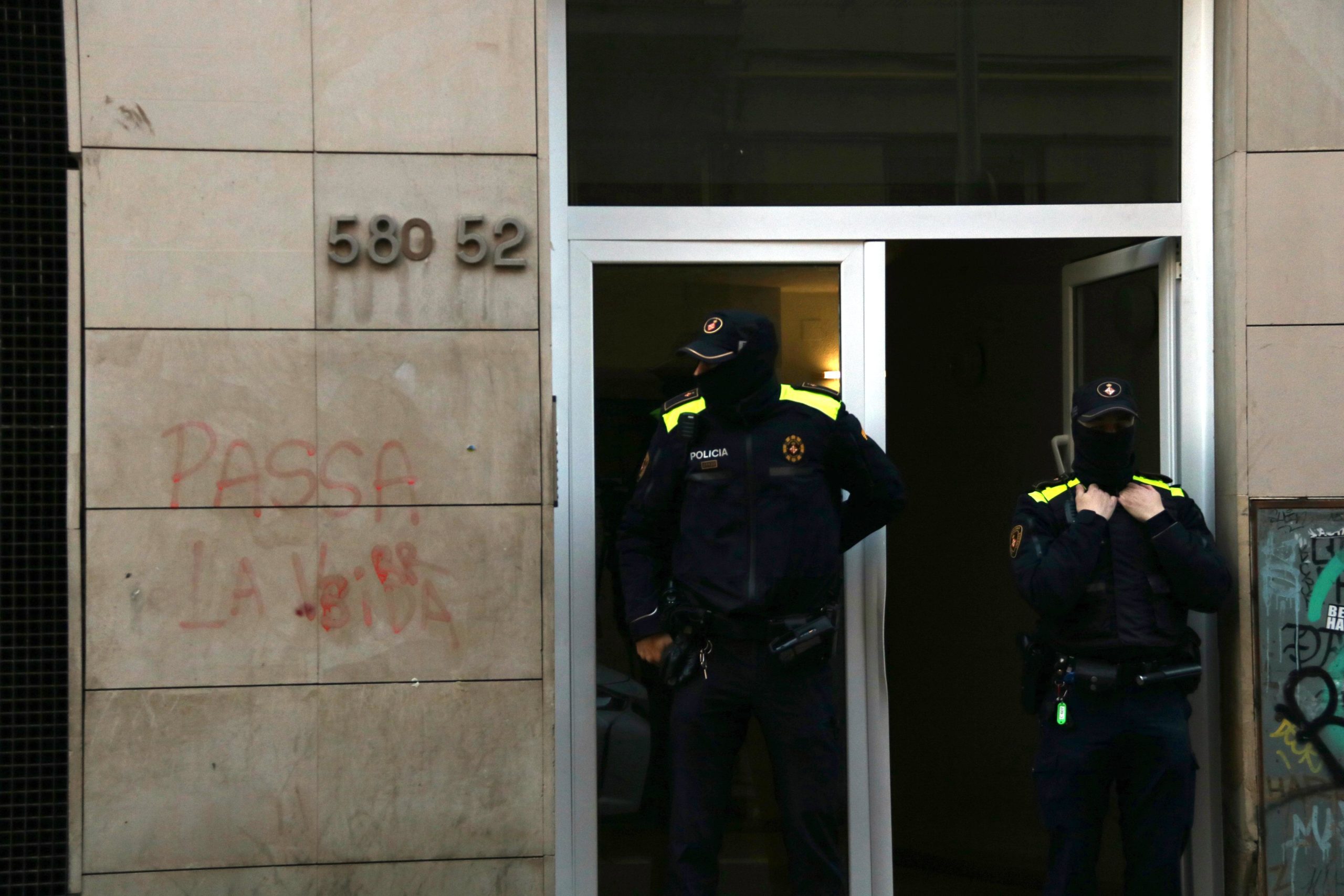 Dos agents de la Guàrdia Urbana de Barcelona en un dels escorcolls / ACN