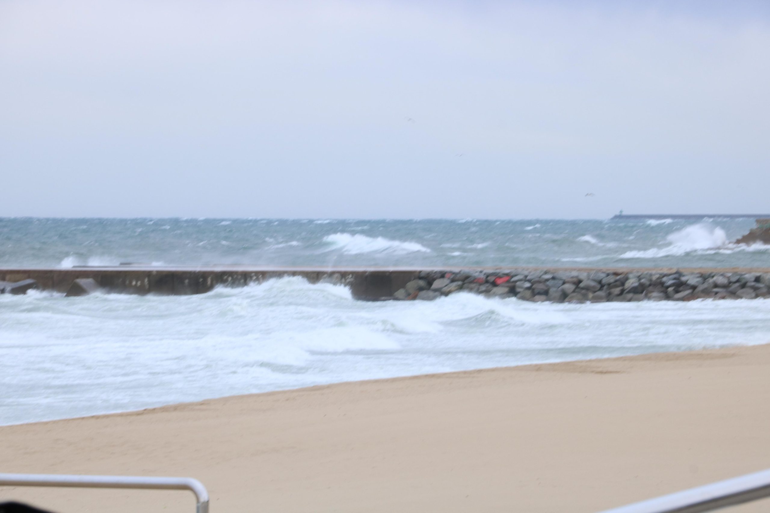 Vista de l'estat de la mar i el vent al Front Marítim de Barcelona, aquest diumenge / ACN - Bernat Vilaró