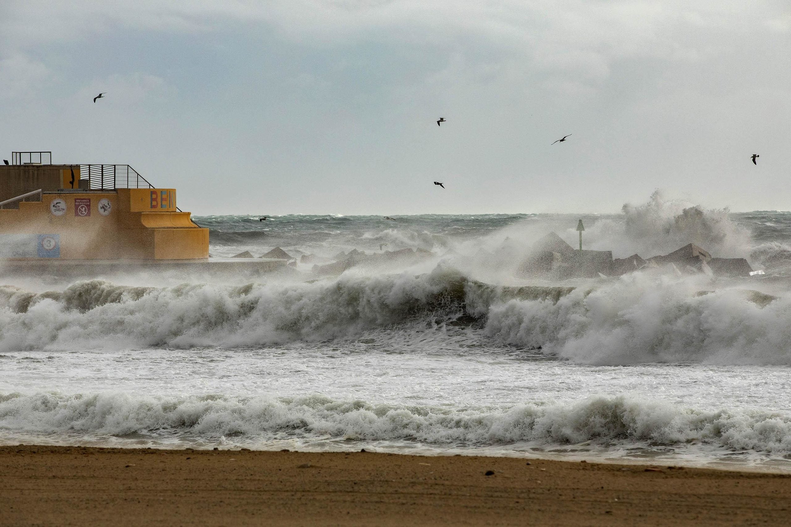 El mar, remogut, des de la sorra de la platja del Somorrostro / Jordi Play