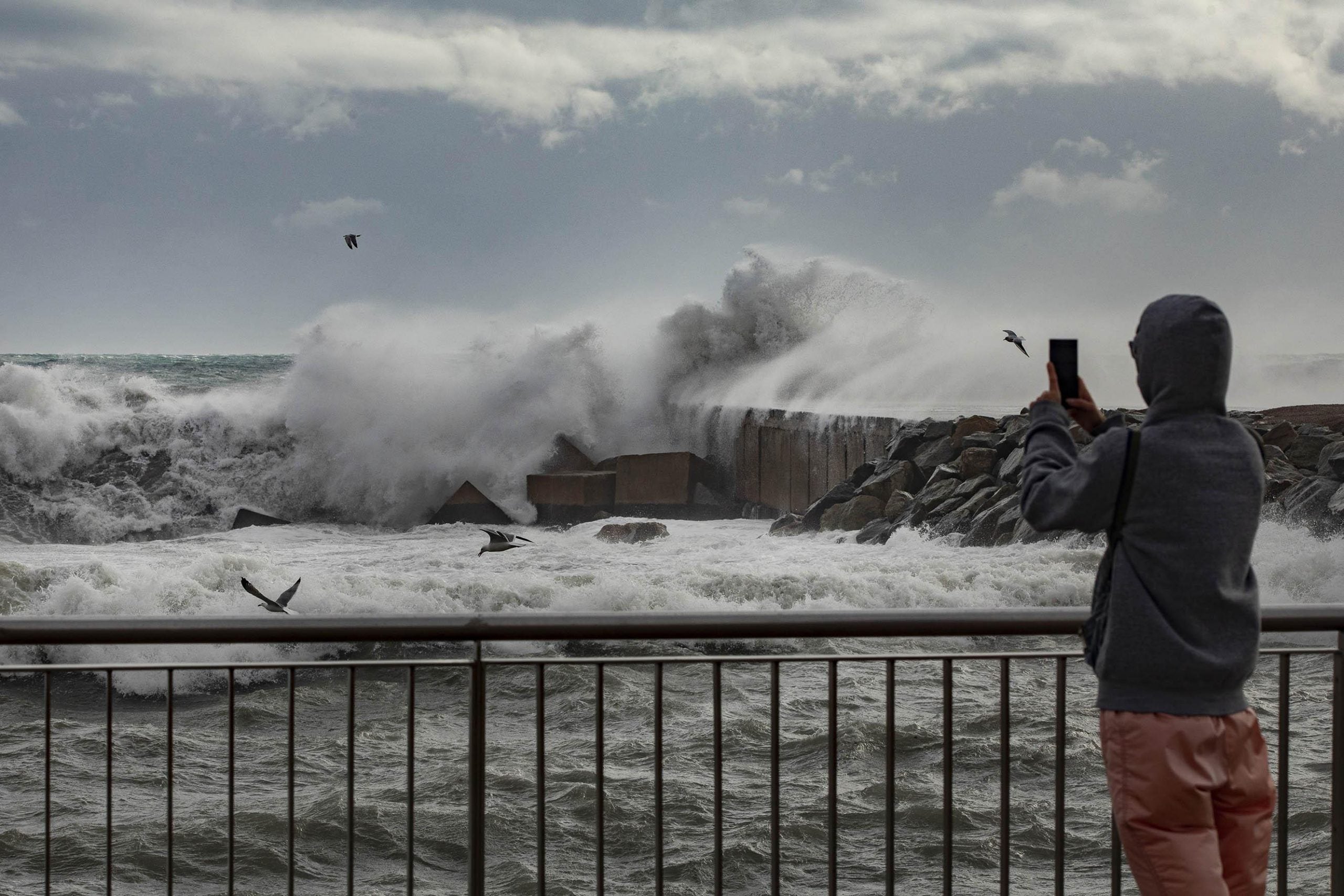 Les onades a la platja del Somorrostro durant el temporal Glòria / Jordi Play