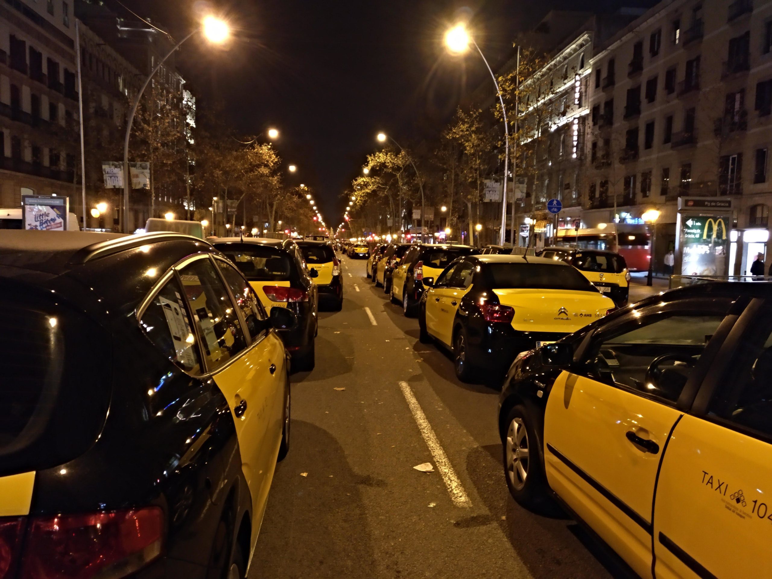 Fileres de taxis aparcats a la Gran Via per cinquè dia consecutiu / Meritxell M. Pauné