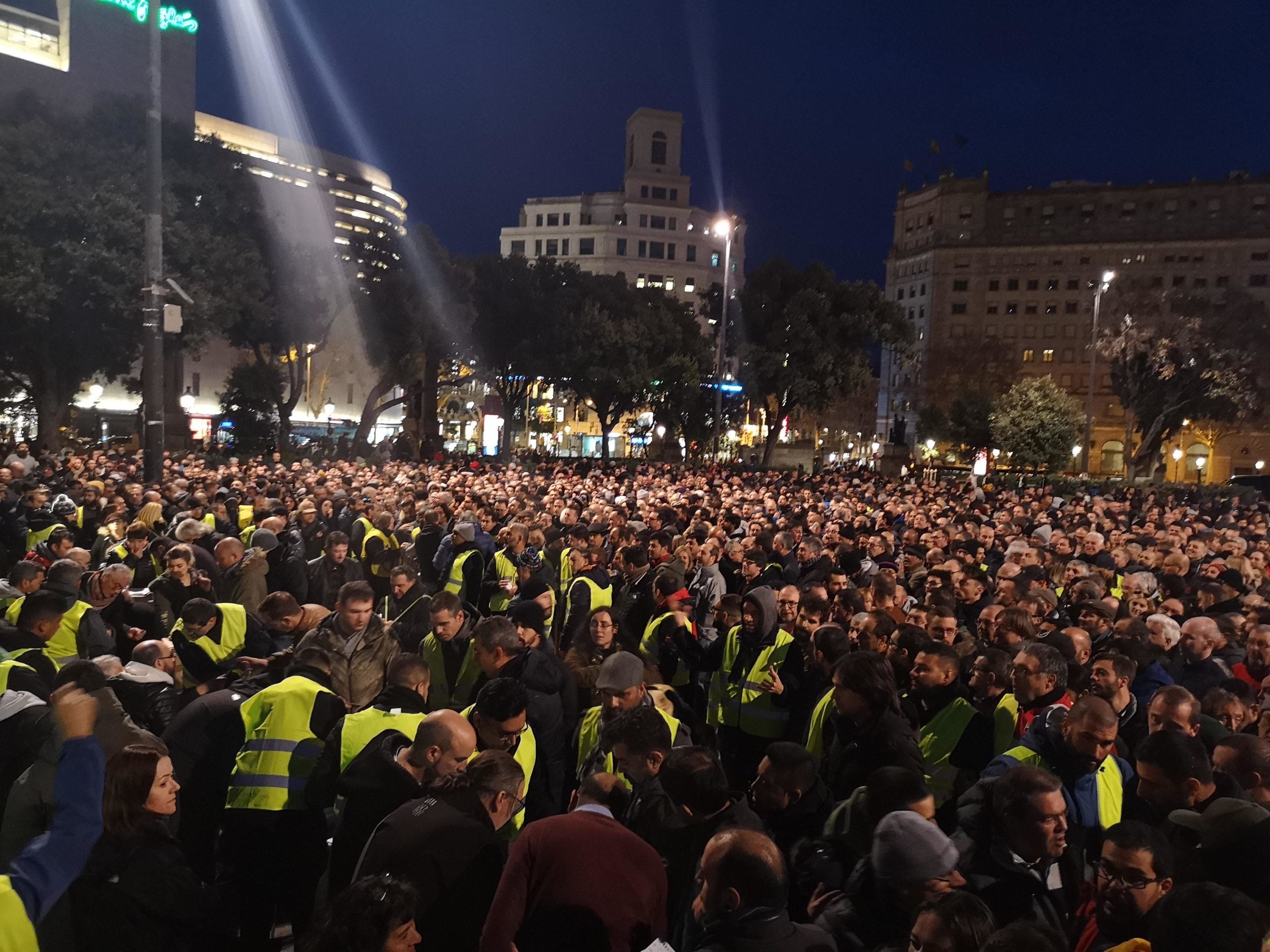 Centenars de taxistes esperen el seu torn per votar a plaça Catalunya / D.C.