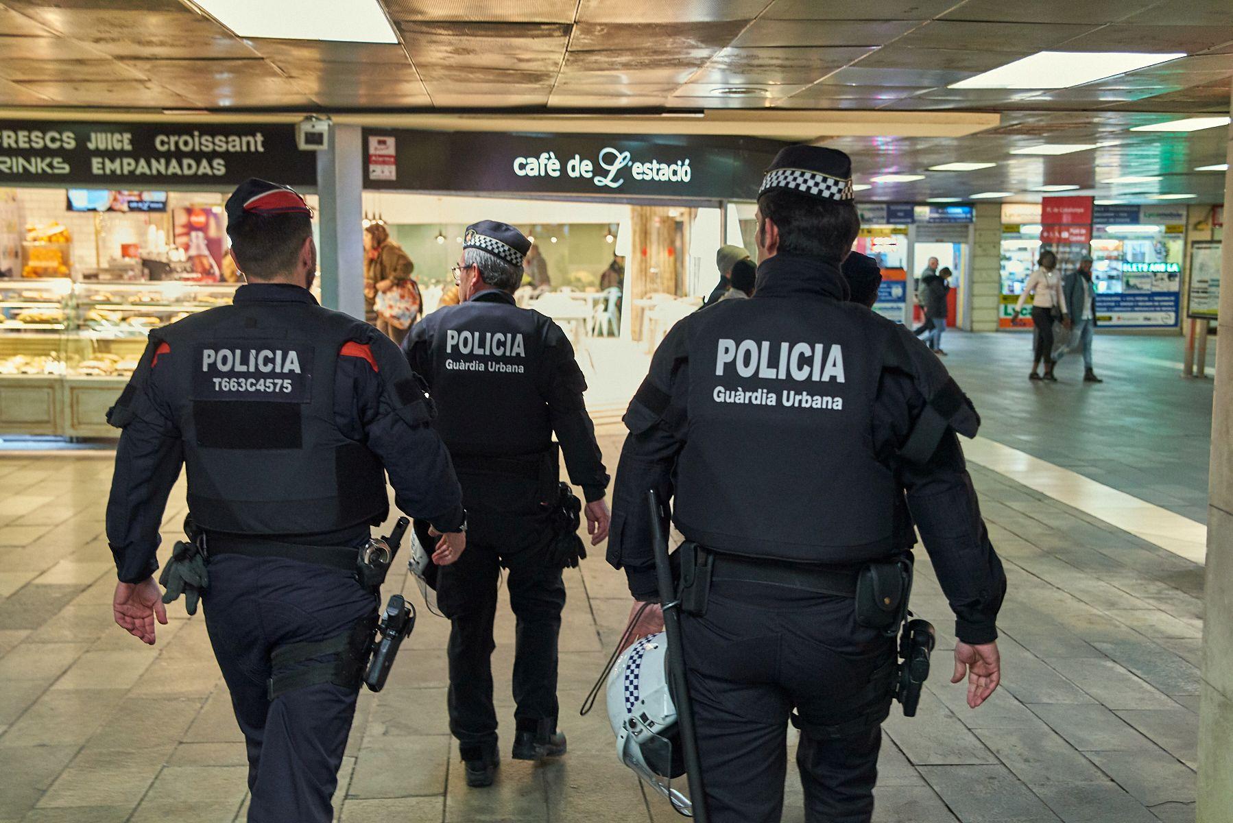 Agents de la Guàrdia Urbana i els Mossos a plaça Catalunya. | GUB