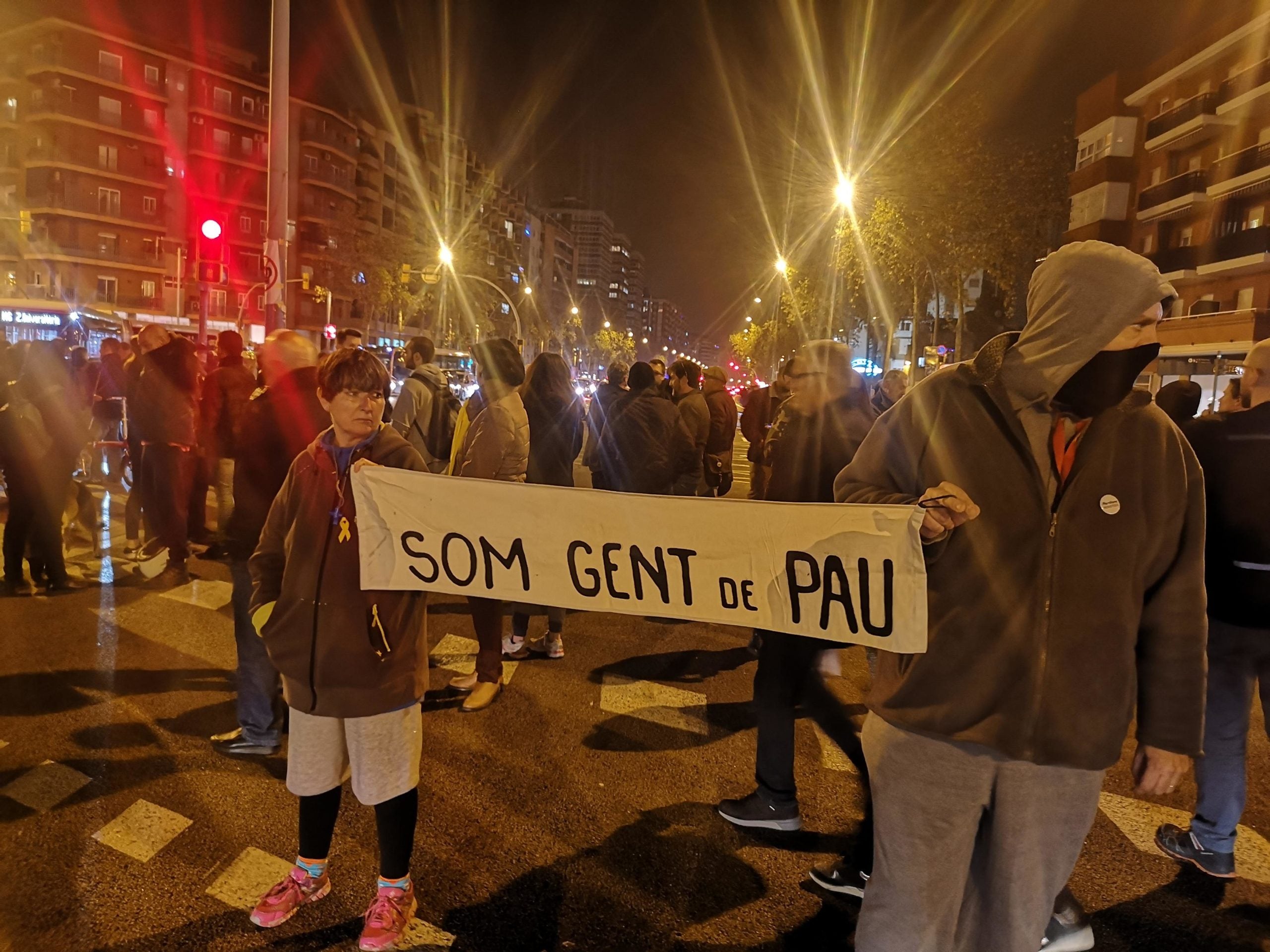 Manifestants de la Meridiana amb una pancarta de 'som gent de pau' / D.C.