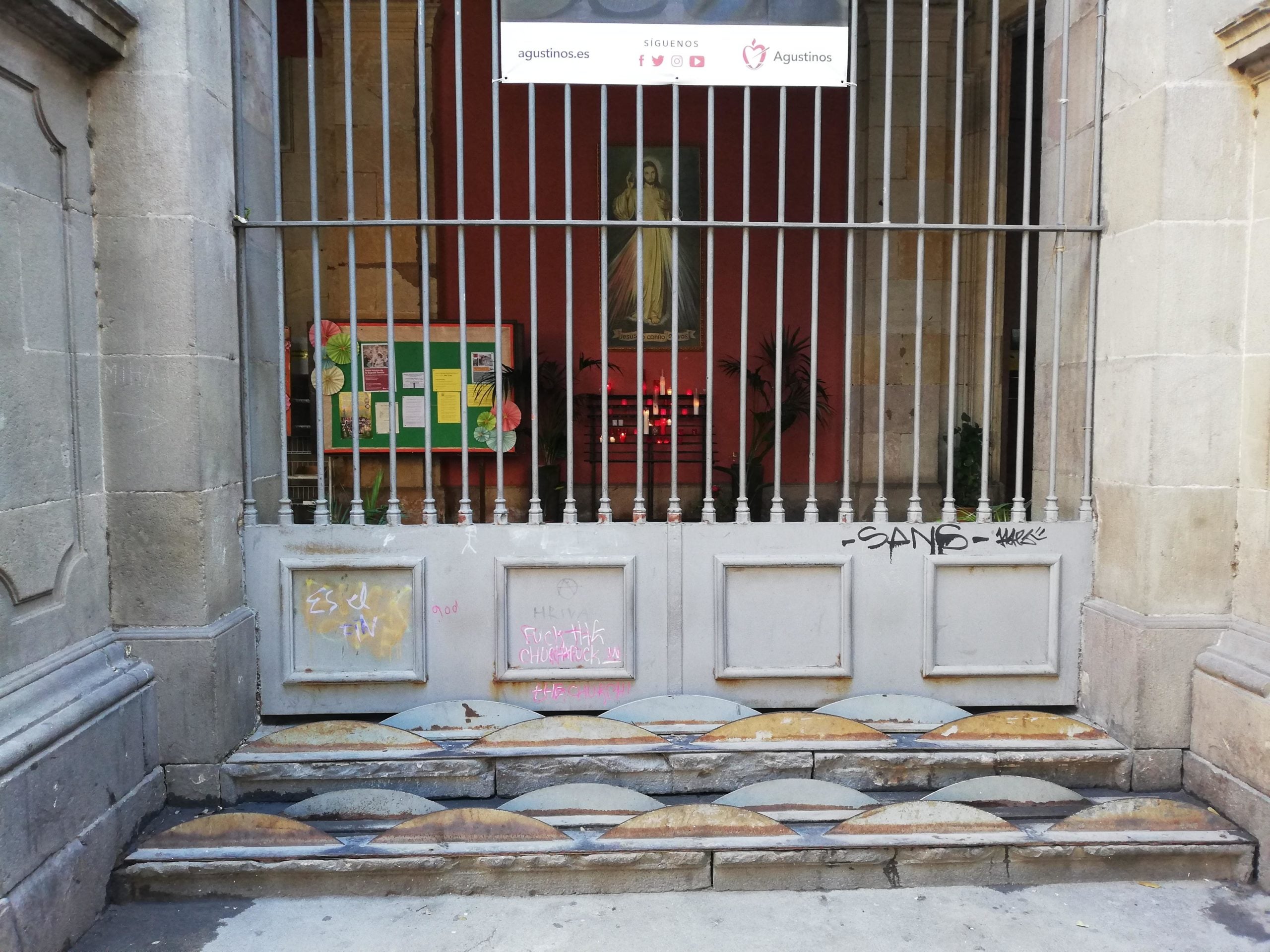 La parròquia de Sant Agustí del Raval també té elements hostils pe
