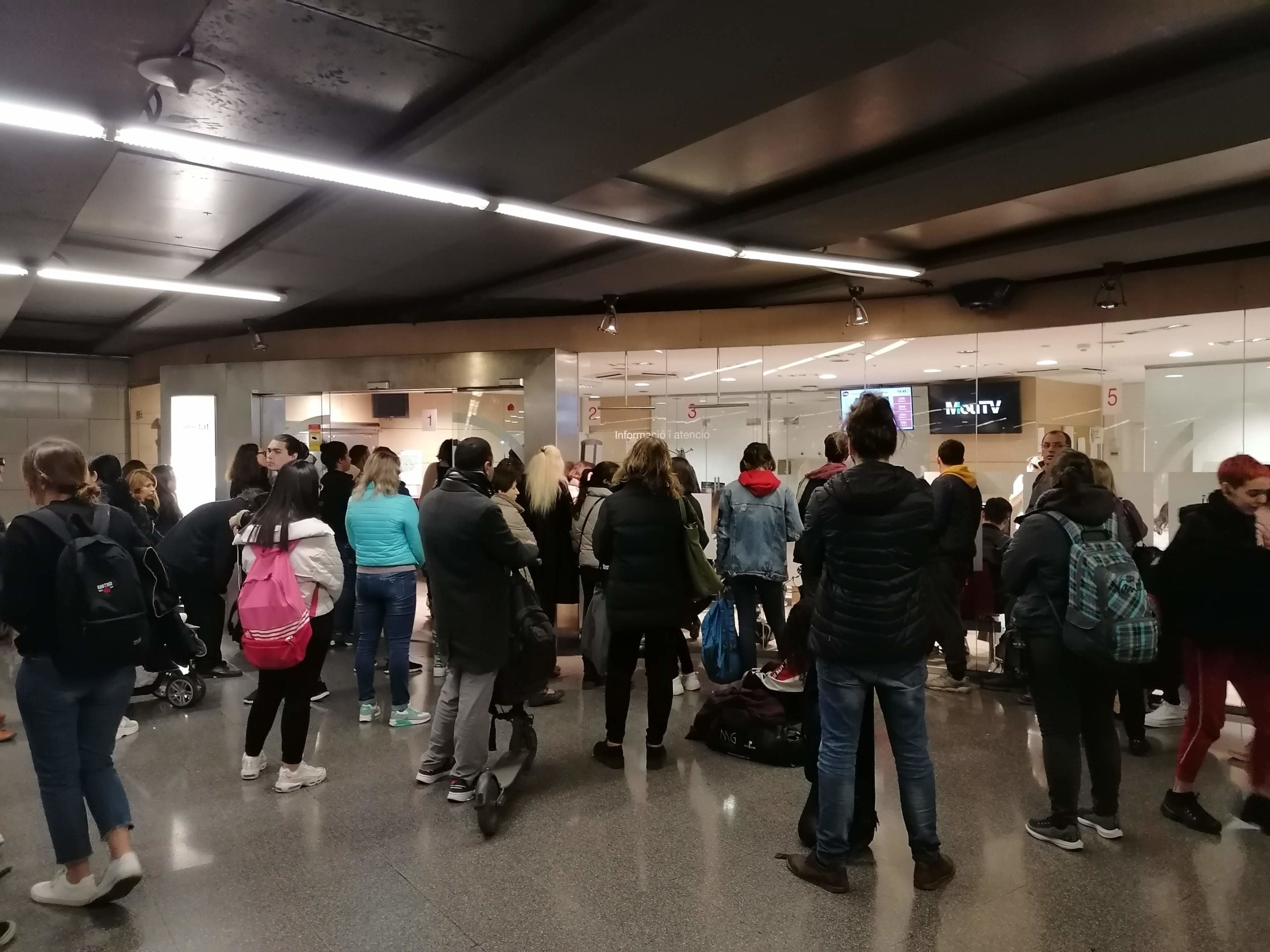 Cua de més d'una hora a l'Oficina d'Atenció de TMB a plaça Universitat / MMP