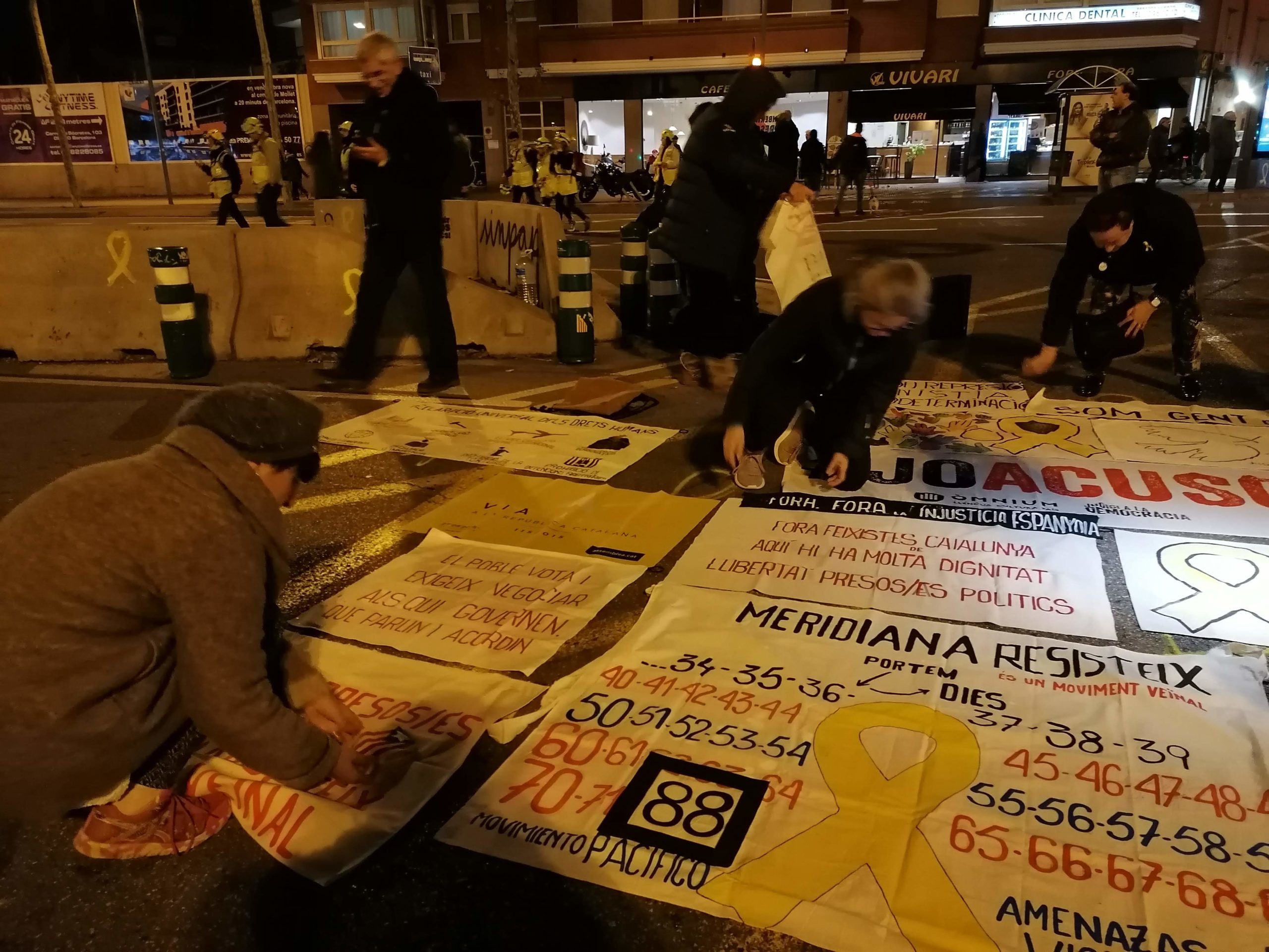 Pancartes esteses al tall de la Meridiana / MMP