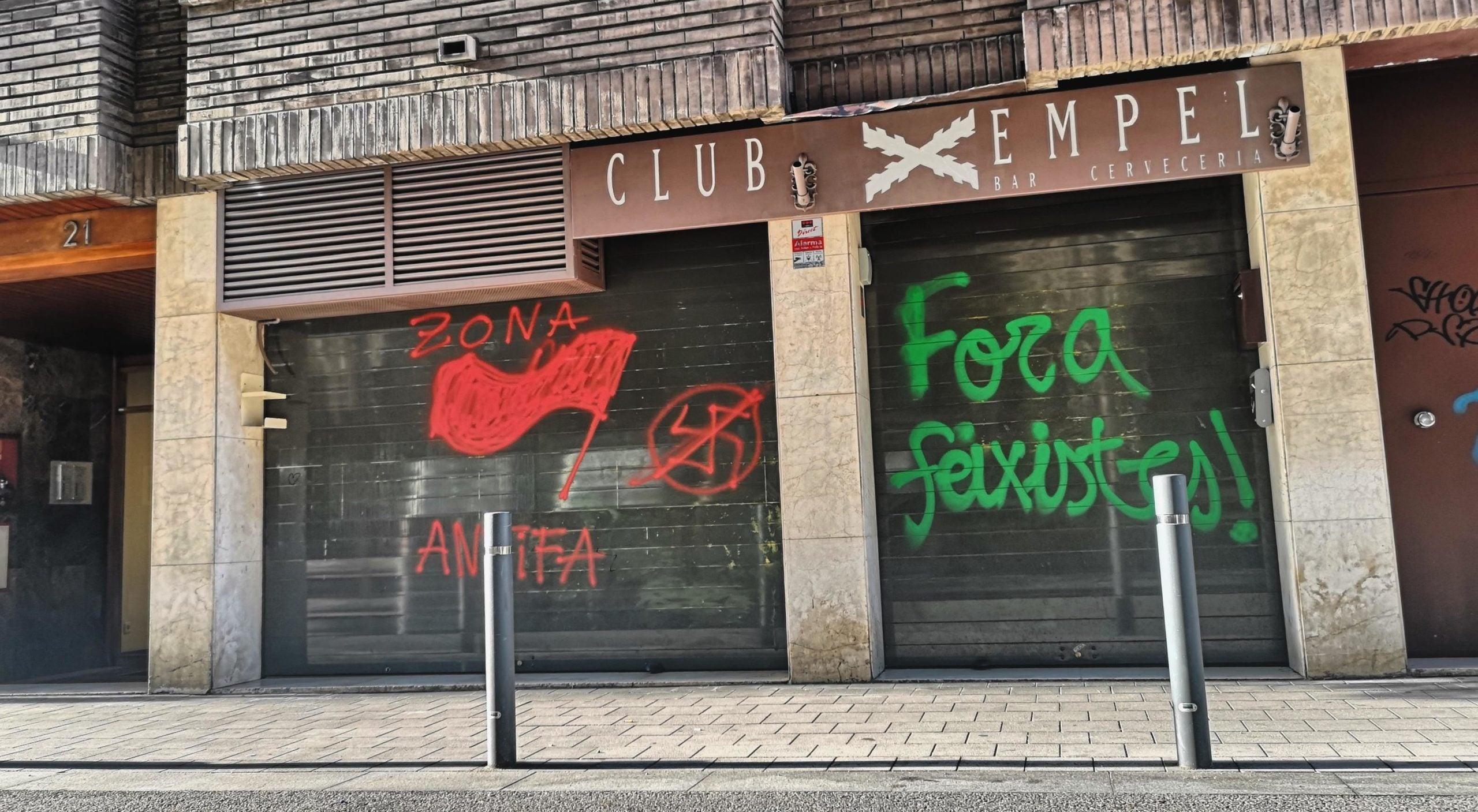 La façana del Club Empel, amb pintades que assenyalen com a 'feixistes' els gestors del local / D.C.