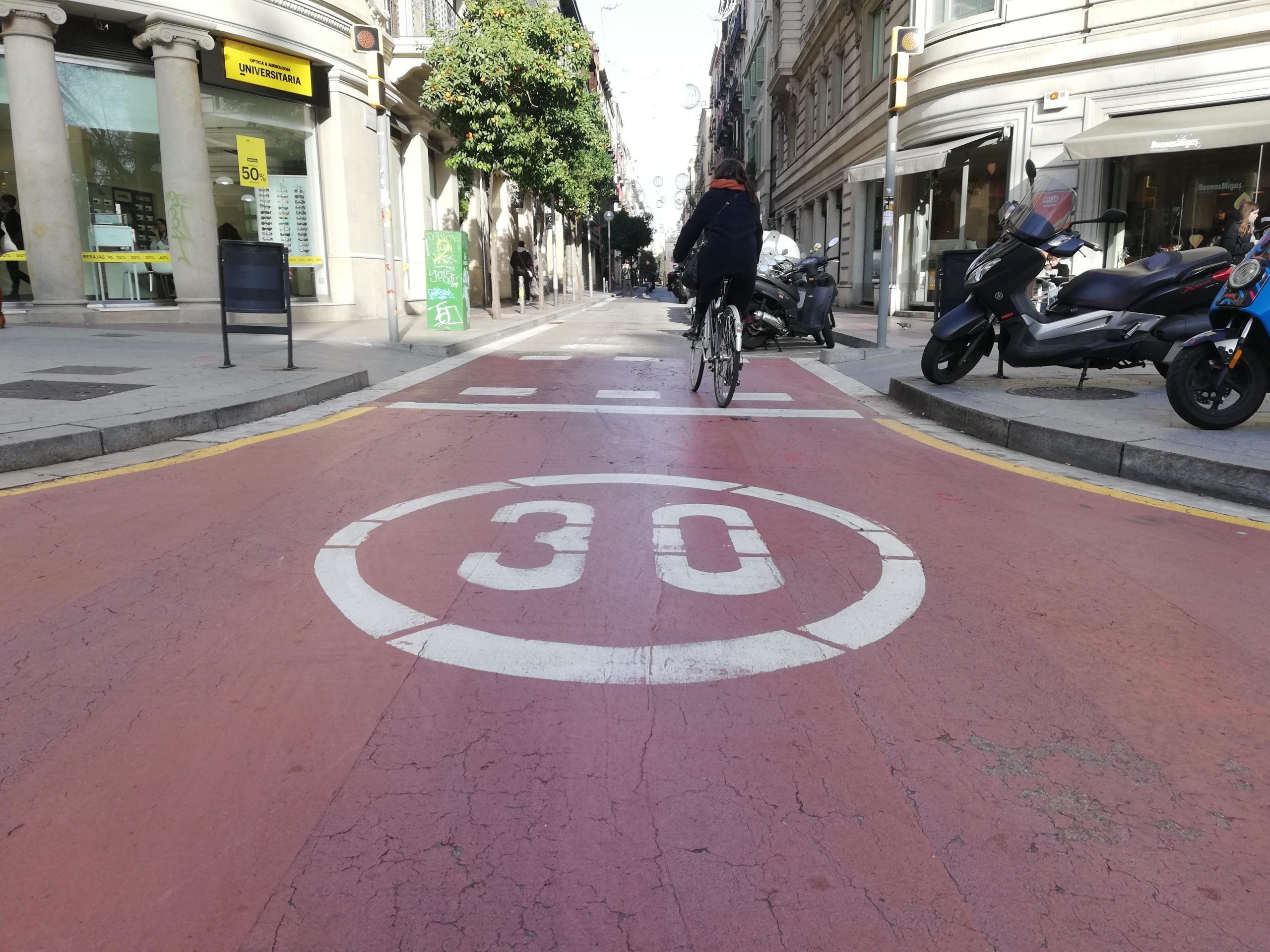 La zona 30 del carrer Bonavista, a la Vila de Gràcia (Gràcia) / Adrià Lizanda