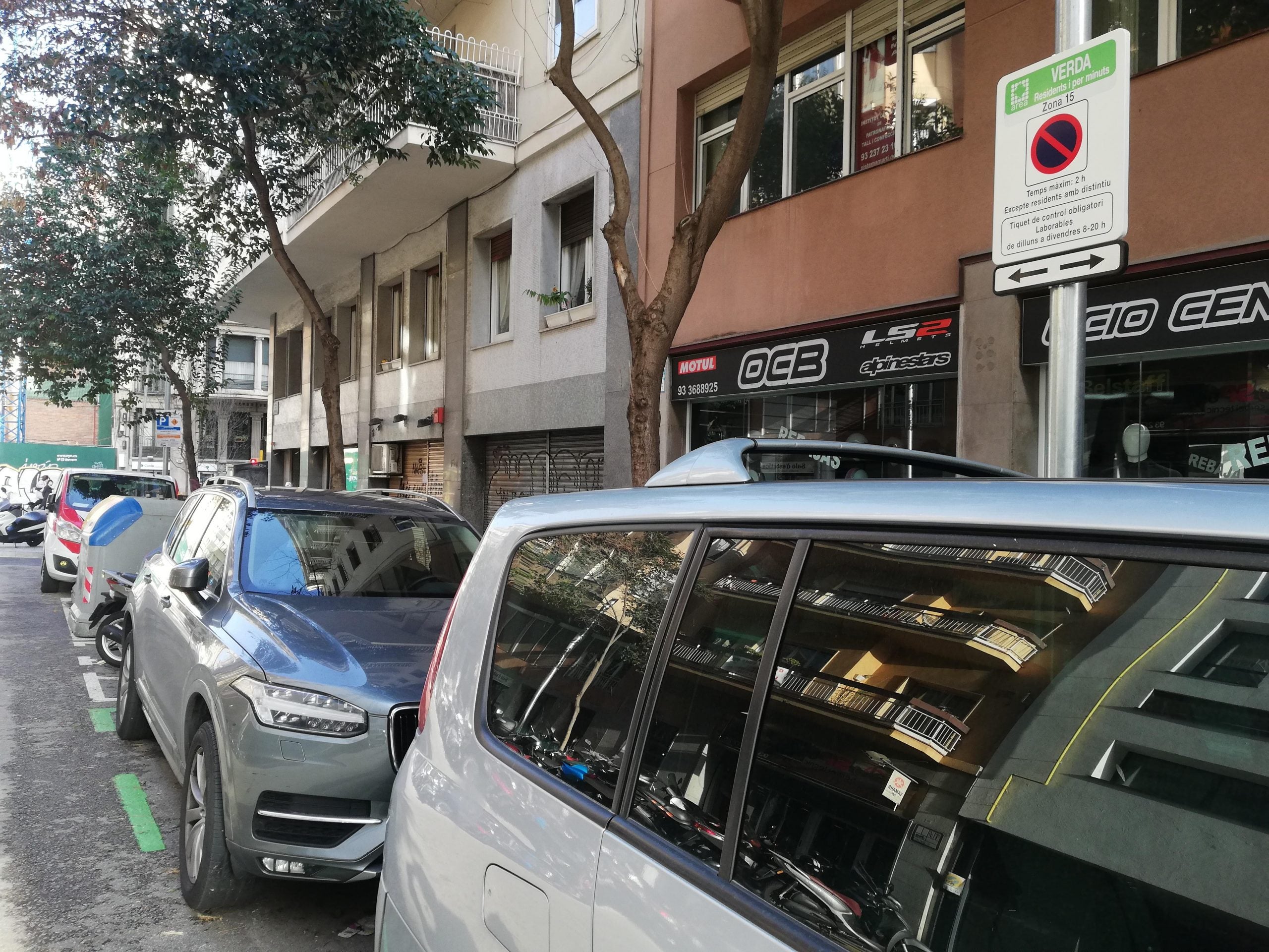 Zona verda d'estacionament en un carrer de Barcelona / Adrià Lizanda