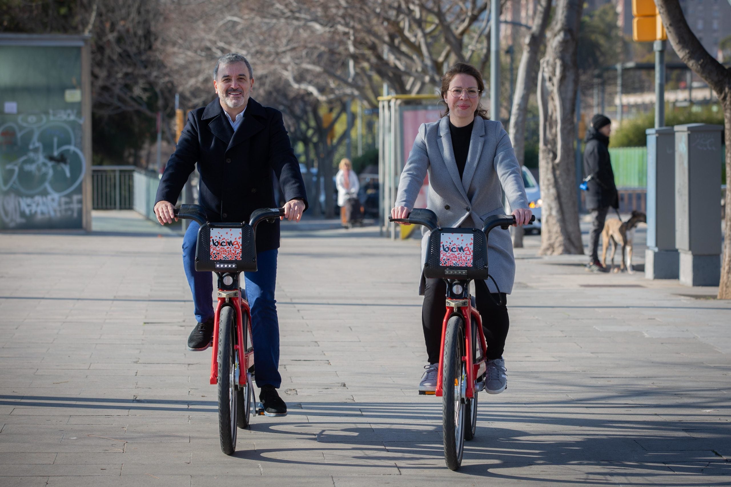 Jaume Collboni i Janet Sanz, en la presentació de l'ampliació del Bicing, dissabte / Europa Press