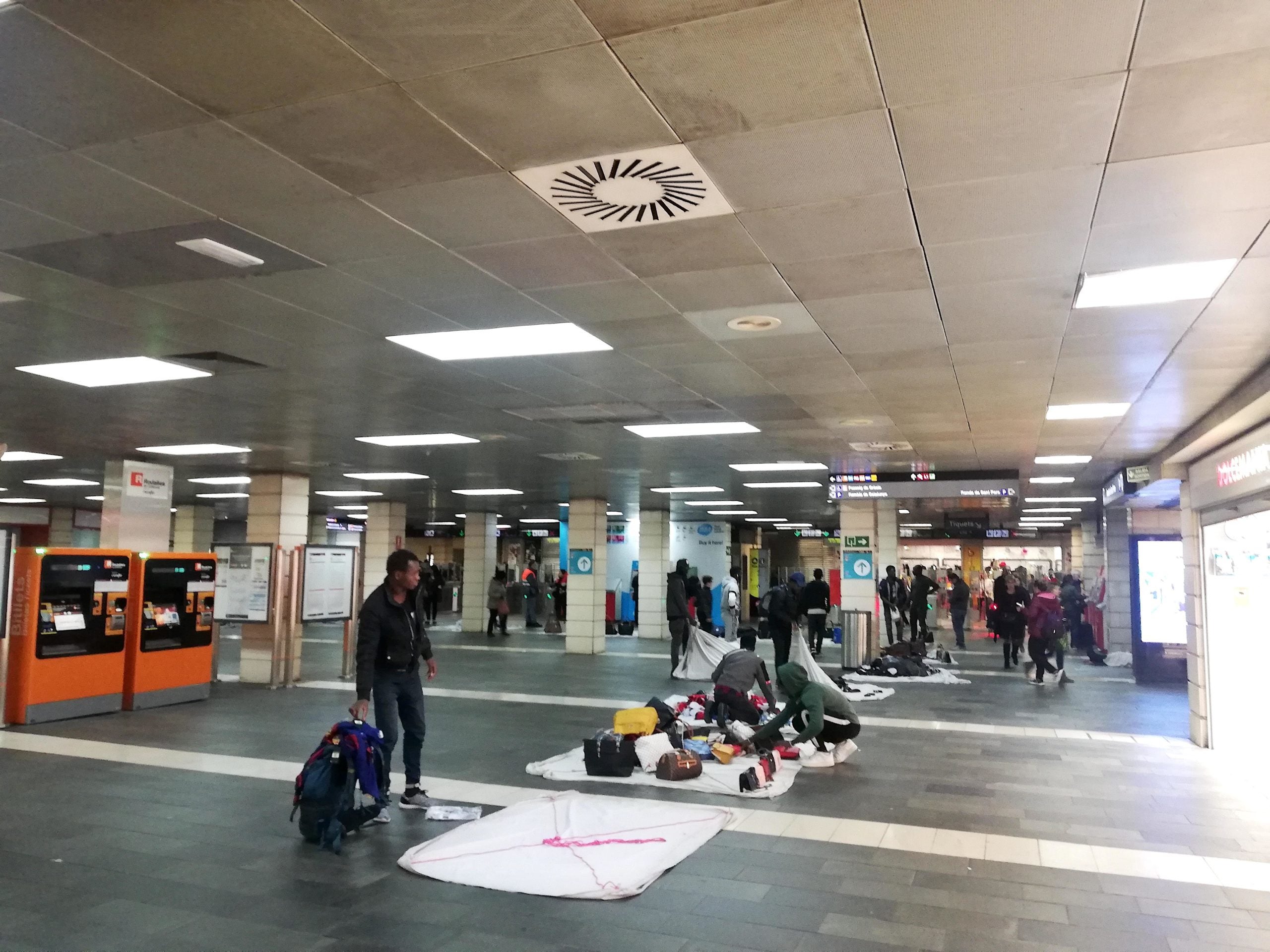 Manters, al vestíbul de l'intercanviador de metro i Rodalies a la plaça Catalunya, aquest dijous 2 de gener / A.L.