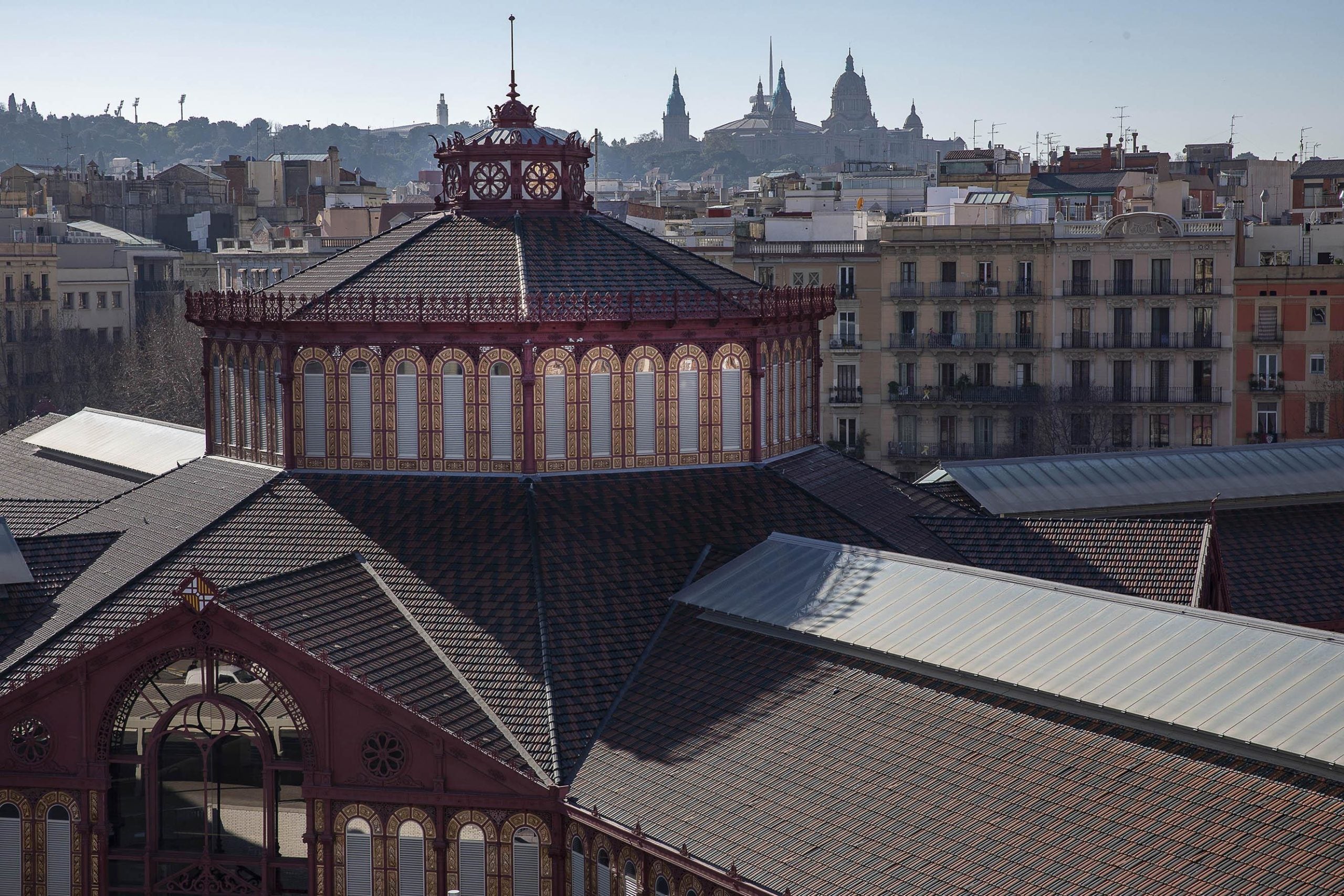 Els comerciants del mercat de Sant Antoni sospiten que la calefacció i l'aire condicionat s'escapen per la cúpula / Jordi Play