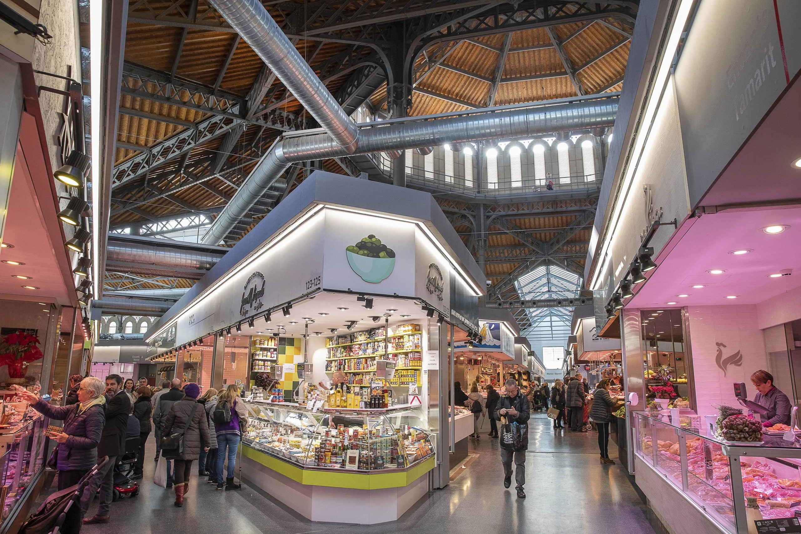 Interior del mercat de Sant Antoni / Jordi Play