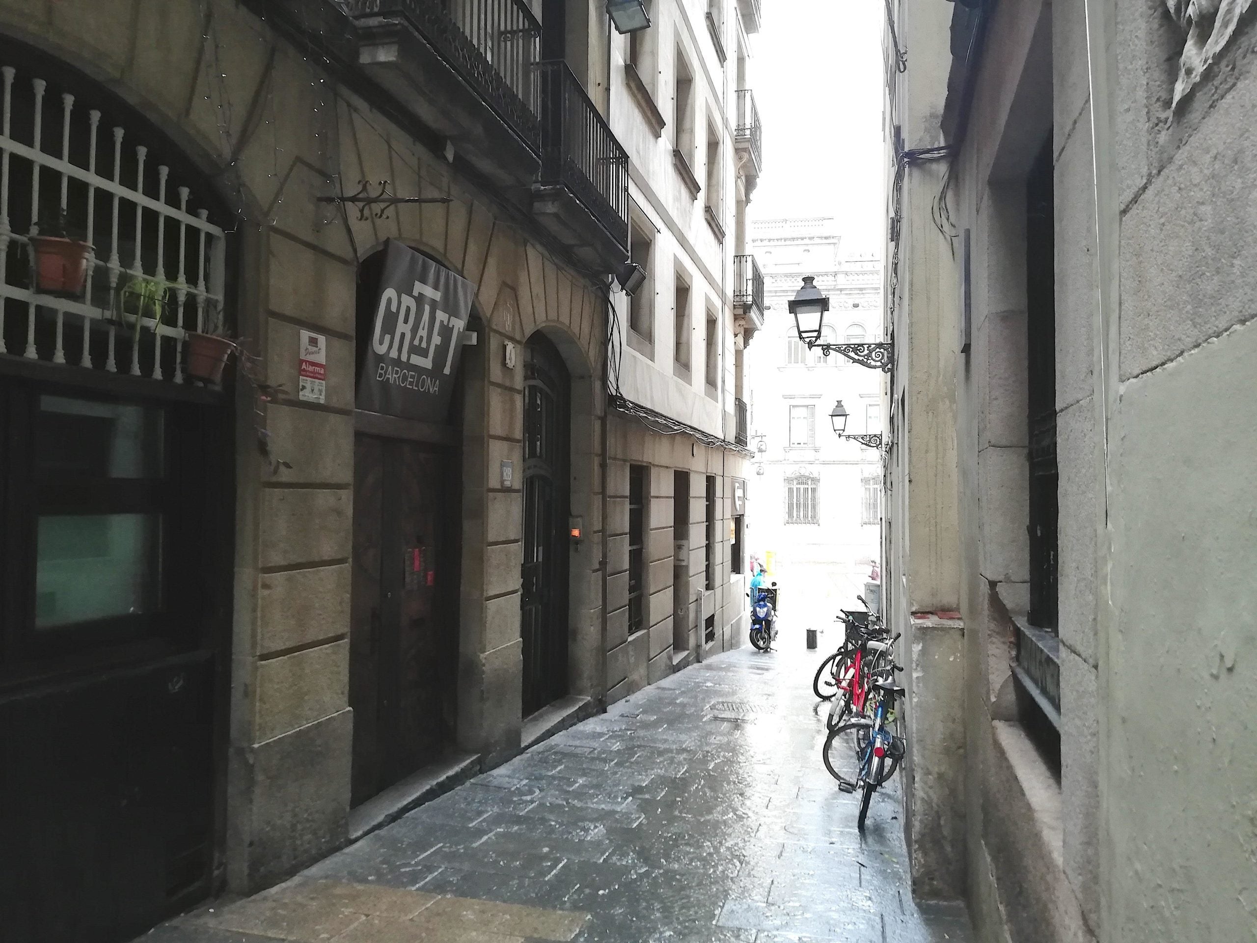 El carrer Paradís, amb la plaça Sant Jaume al fons, el lloc on un treballador municipal va ser apunyalat / A.L.