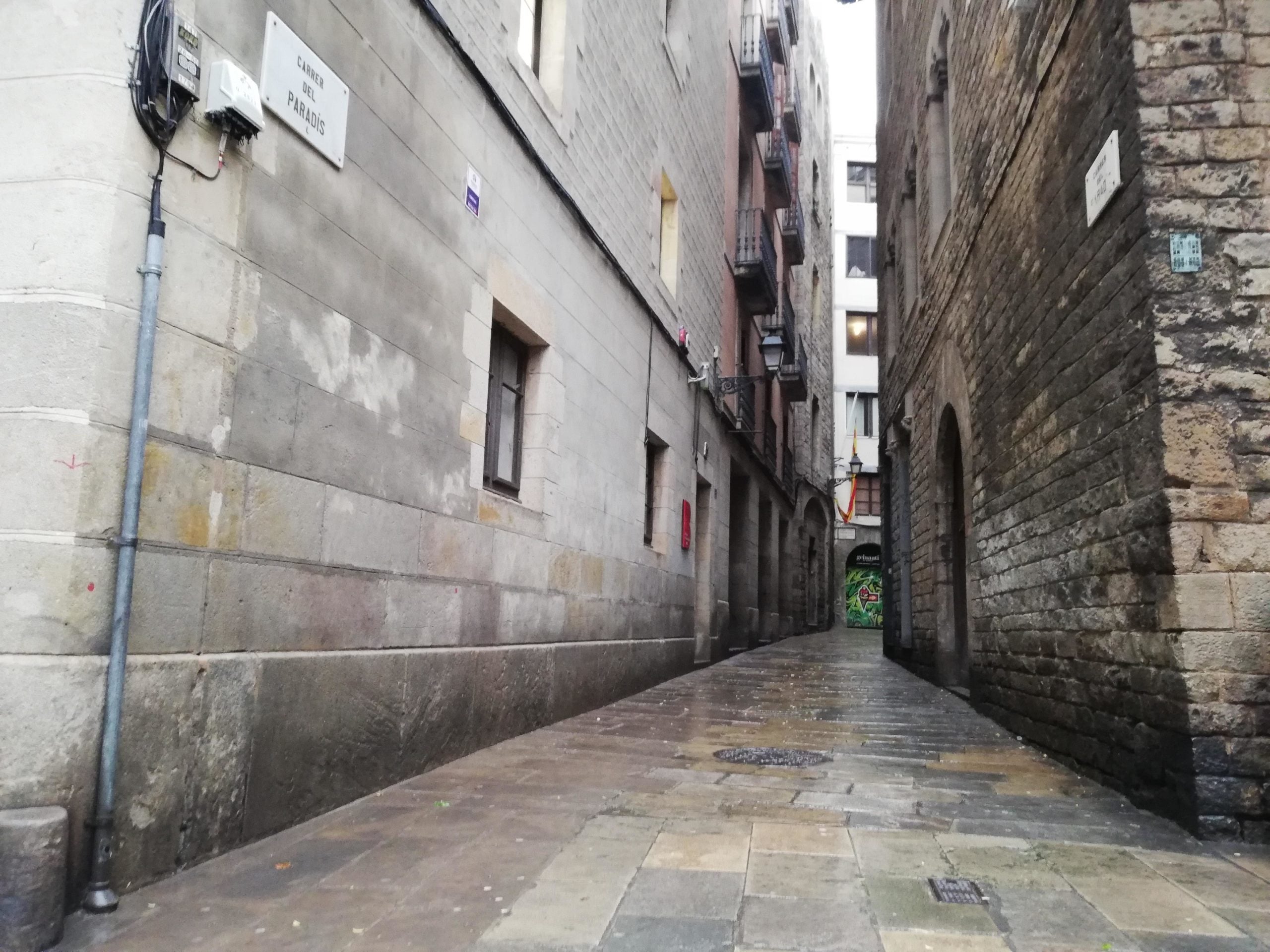 El carrer Paradís, on un treballador municipal va ser apunyalat, vist des de la plaça Sant Jaume / A.L.