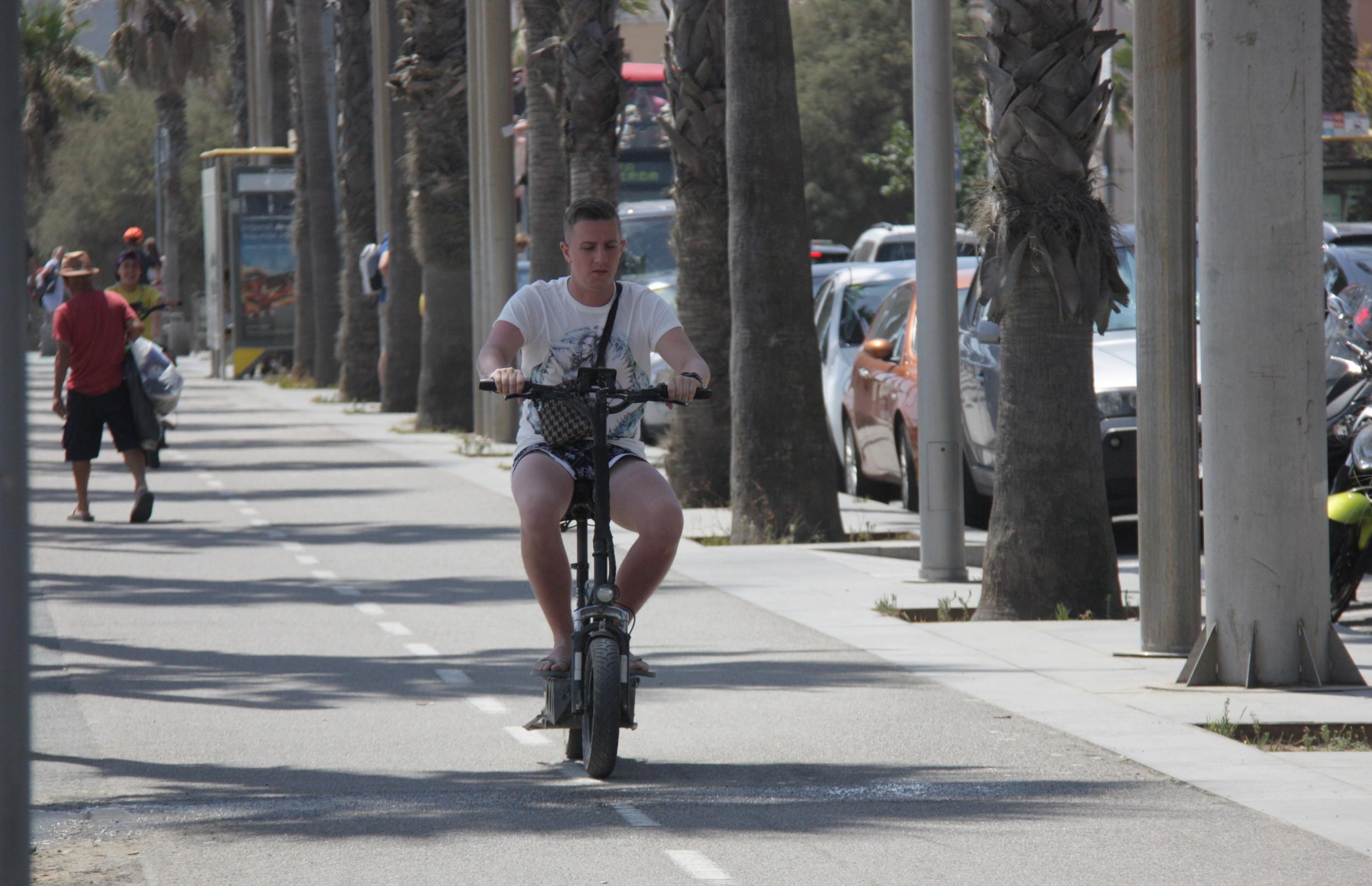 Un usuari de patinet elèctric a la Barceloneta / ACN