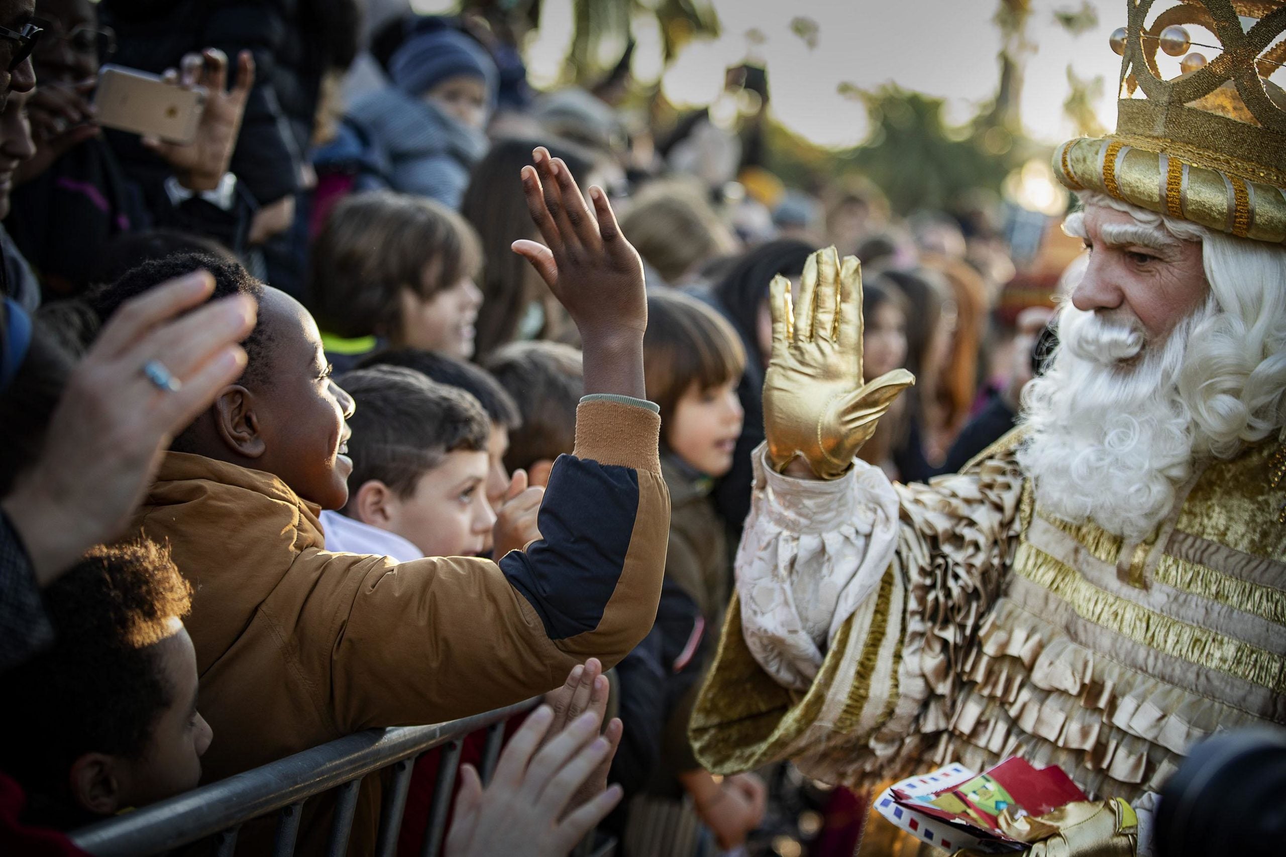 Un nen xoca la mà al rei Gaspar, a la cavalcada 2019 / Jordi Play