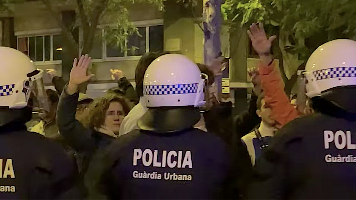 Agents de la USP de la Guàrdia Urbana, el 27 de novembre encapsulant un grup de manifestants a la Meridiana / S.B.