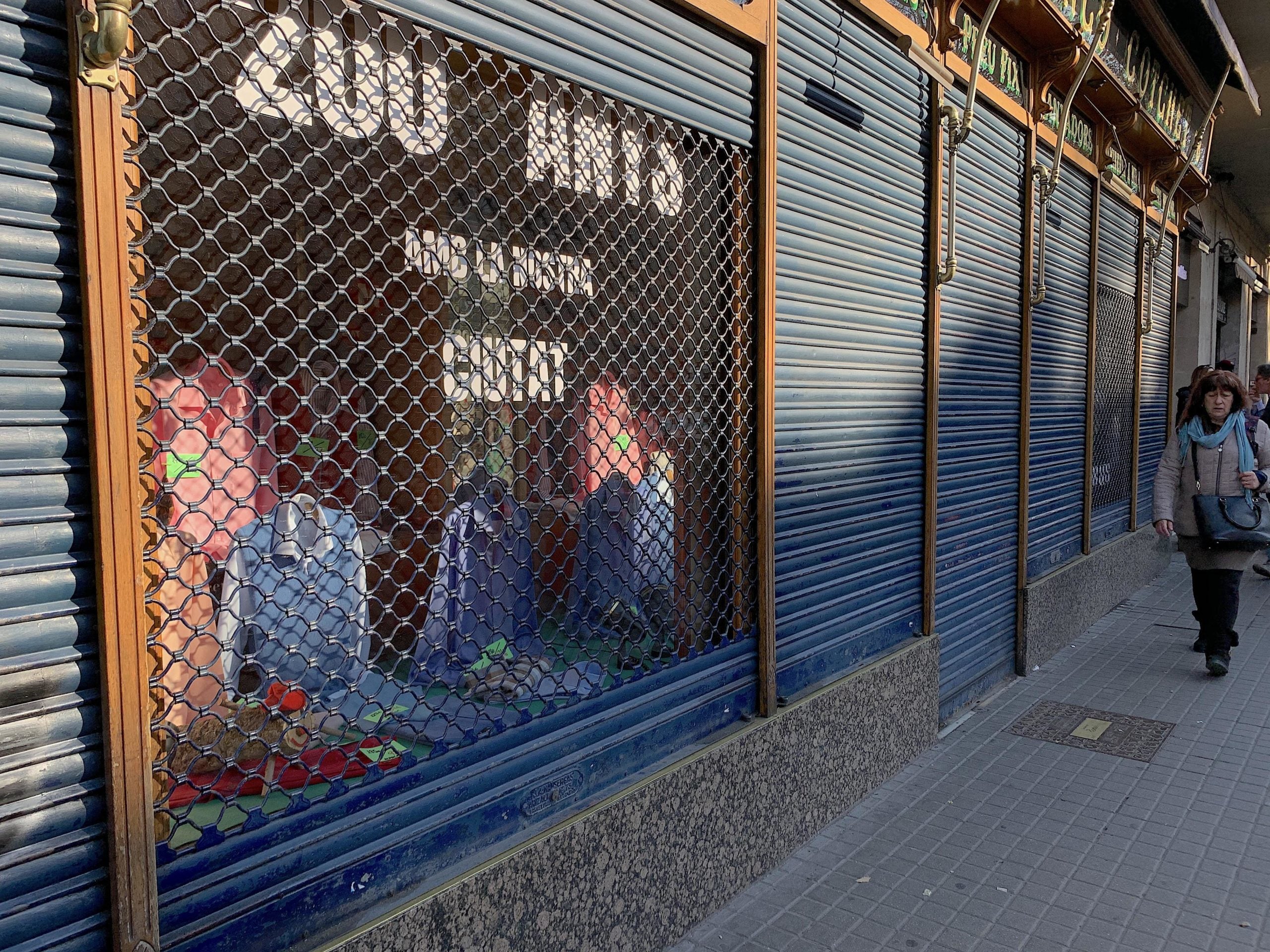 La camiseria Xancó, de la Rambla, tancada aquest 4 de gener. A l'aparador, que espera que el buidin, encara es veu el rètol que recorda que fa 200 anys que són a la ciutat / S.B.