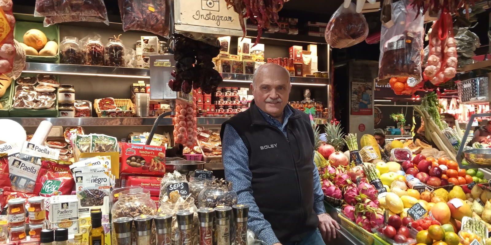 Eduard Soley regenta la parada més antiga del mercat de la Boqueria,