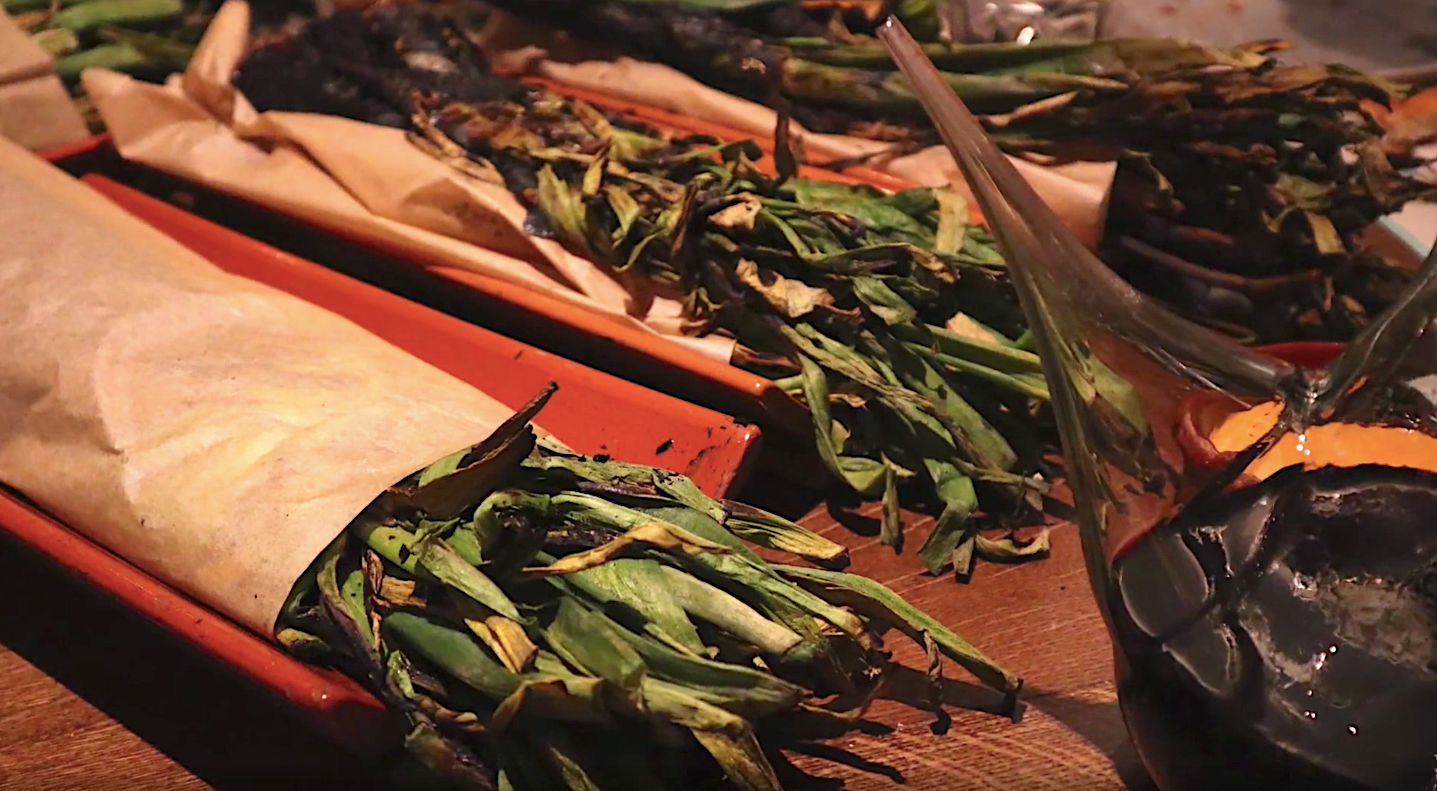 Calçots a punto de ser comidos en un restaurante Mussol